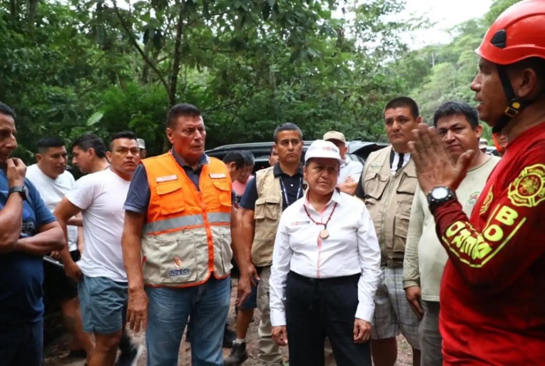 La ministra del Ambiente, Albina Ruiz, se hizo presente en la zona del incendio forestal registrado en el Área de Conservación Regional Cordillera Escalera, donde supervisó las acciones que se adoptan para mitigar el siniestro y asegurar la debida atención de la población afectada. En esta intervención, estuvo acompañada del gobernador regional de San Martín, Walter Grundel.
