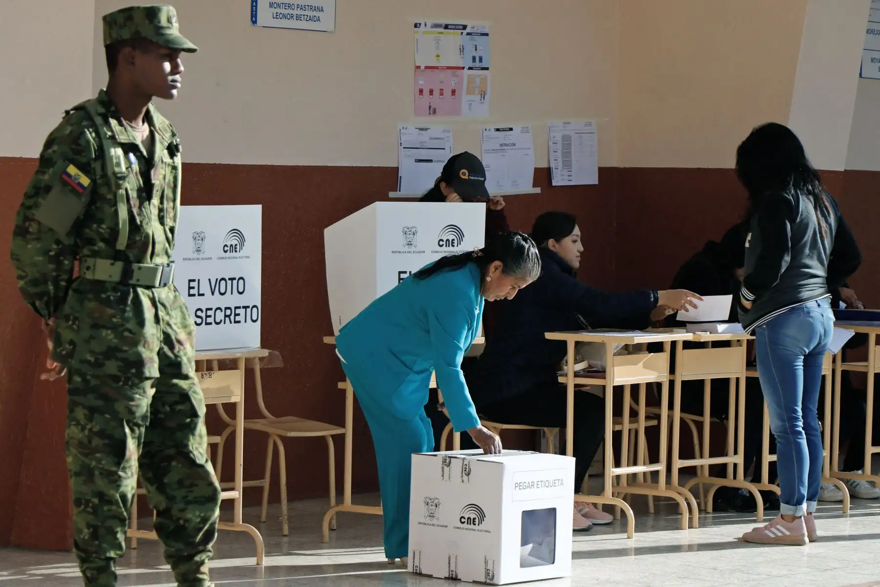 Una mujer vota en un colegio electoral de la escuela María Mazarello en Quito, Ecuador. Los ecuatorianos comenzaron a votar por un nuevo presidente el domingo en medio de una guerra contra las drogas y una serie de asesinatos políticos que interrumpieron la candidatura de un candidato popular.Un clima de miedo se apodera del otrora pacífico país. Foto: ANDINA/AFP