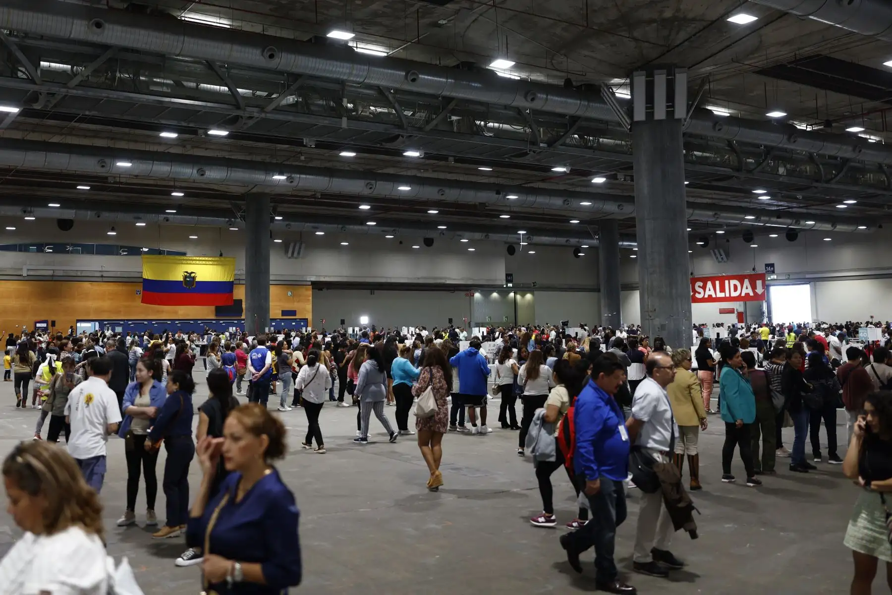 Vista de los miles de ecuatorianos que ejercen con normalidad su derecho al voto en Madrid este domingo, en la segunda vuelta de las elecciones de este domingo en su país, que deciden al sucesor del actual presidente de Ecuador, Guillermo Lasso, entre la correísta Luisa González, candidata por el movimiento Revolución Ciudadana, y el empresario Daniel Noboa, por la Alianza Democrática Nacional. Foto: ANDINA/EFE