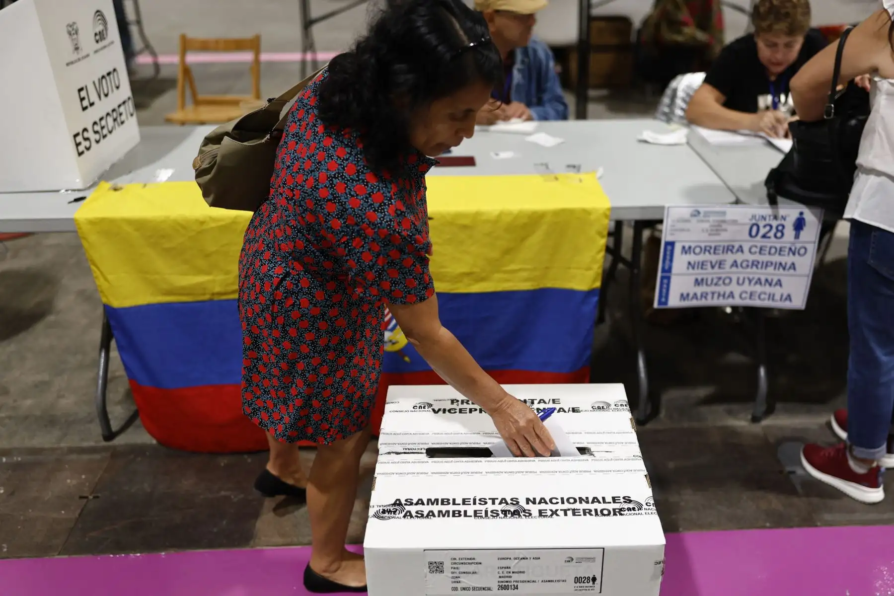 Vista de los miles de ecuatorianos que ejercen con normalidad su derecho al voto en Madrid este domingo, en la segunda vuelta de las elecciones de este domingo en su país, que deciden al sucesor del actual presidente de Ecuador, Guillermo Lasso, entre la correísta Luisa González, candidata por el movimiento Revolución Ciudadana, y el empresario Daniel Noboa, por la Alianza Democrática Nacional. Foto:ANDINA/EFE