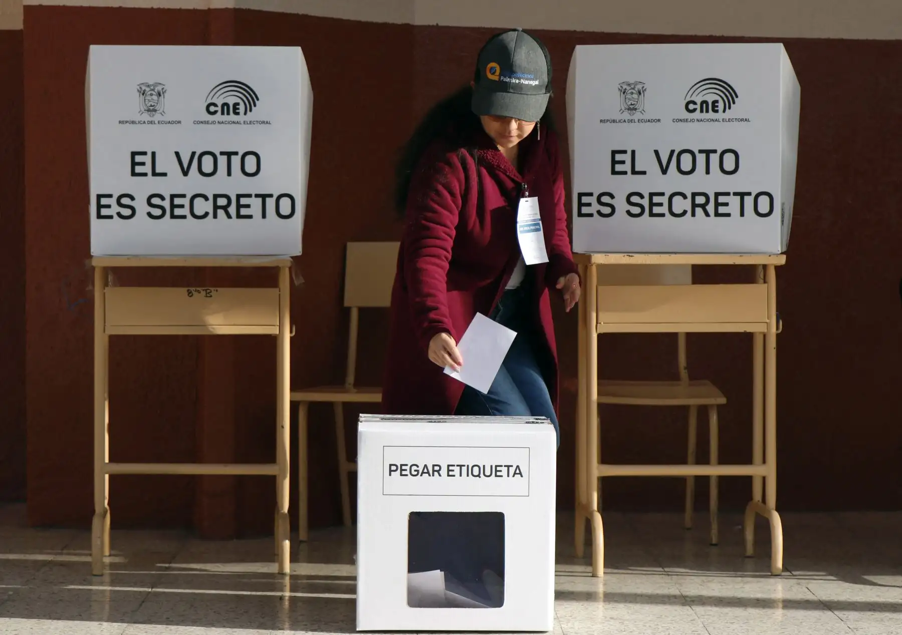 Una mujer vota en un colegio electoral de la escuela María Mazarello en Quito, Ecuador, durante la segunda vuelta de las elecciones presidenciales. Los ecuatorianos comenzaron a votar por un nuevo presidente el domingo en medio de una guerra contra las drogas y una serie de asesinatos políticos que interrumpieron la candidatura de un candidato popular. Foto: ANDINA/ AF