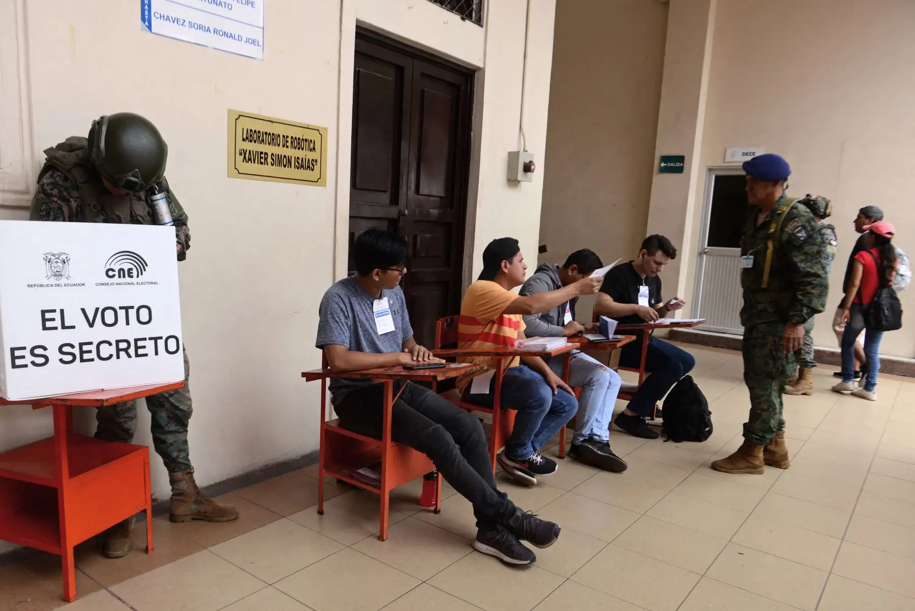 Soldados ecuatorianos votan en un colegio electoral en Guayaquil, Ecuador, durante la segunda vuelta de las elecciones presidenciales. Los ecuatorianos comenzaron a votar por un nuevo presidente el domingo en medio de una guerra contra las drogas y una serie de asesinatos políticos que interrumpieron la candidatura de un candidato popular. Foto: ANDINA/AFP