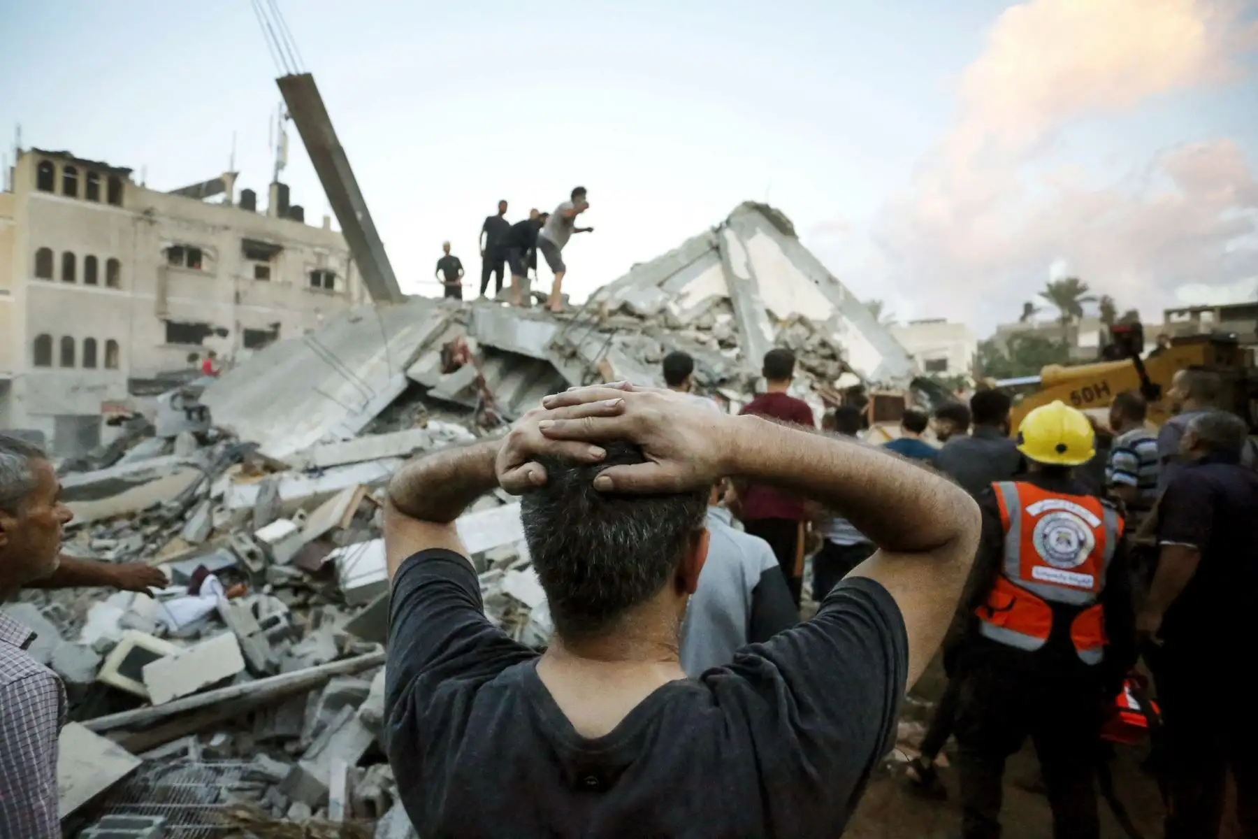 Un hombre reacciona mientras observa a los rescatistas y civiles retirar los escombros de una casa destruida tras un ataque israelí a la ciudad de Deir Al-Balah, en el centro de la Franja de Gaza, el 15 de octubre de 2023, en medio de las batallas en curso entre Israel y los palestinos. Grupo islamista Hamás. Miles de palestinos se han reunido en el sur de la Franja de Gaza, colocando camas en las calles después de que las escuelas administradas por la ONU se llenaran tras la advertencia de Israel de evacuar el norte del empobrecido enclave.
Foto: AFP