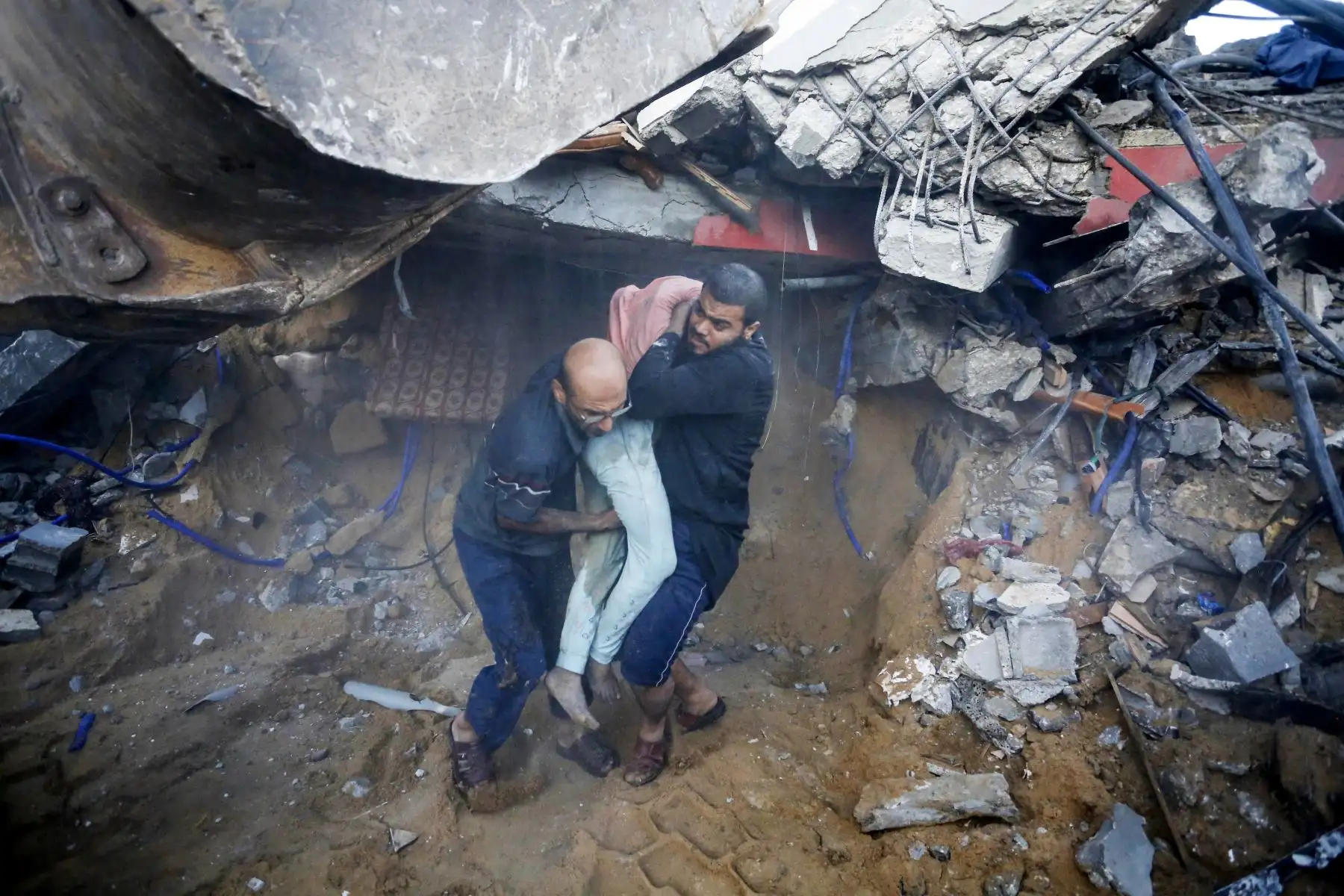 Los rescatistas palestinos levantan el cuerpo de un joven de debajo de los escombros de una casa tras un ataque israelí a la ciudad de Deir Al-Balah, en el centro de la Franja de Gaza, el 15 de octubre de 2023, en medio de las batallas en curso entre Israel y los palestinos. Grupo islamista Hamás. Miles de palestinos se han reunido en el sur de la Franja de Gaza, colocando camas en las calles después de que las escuelas administradas por la ONU se llenaran tras la advertencia de Israel de evacuar el norte del empobrecido enclave.
Foto: AFP