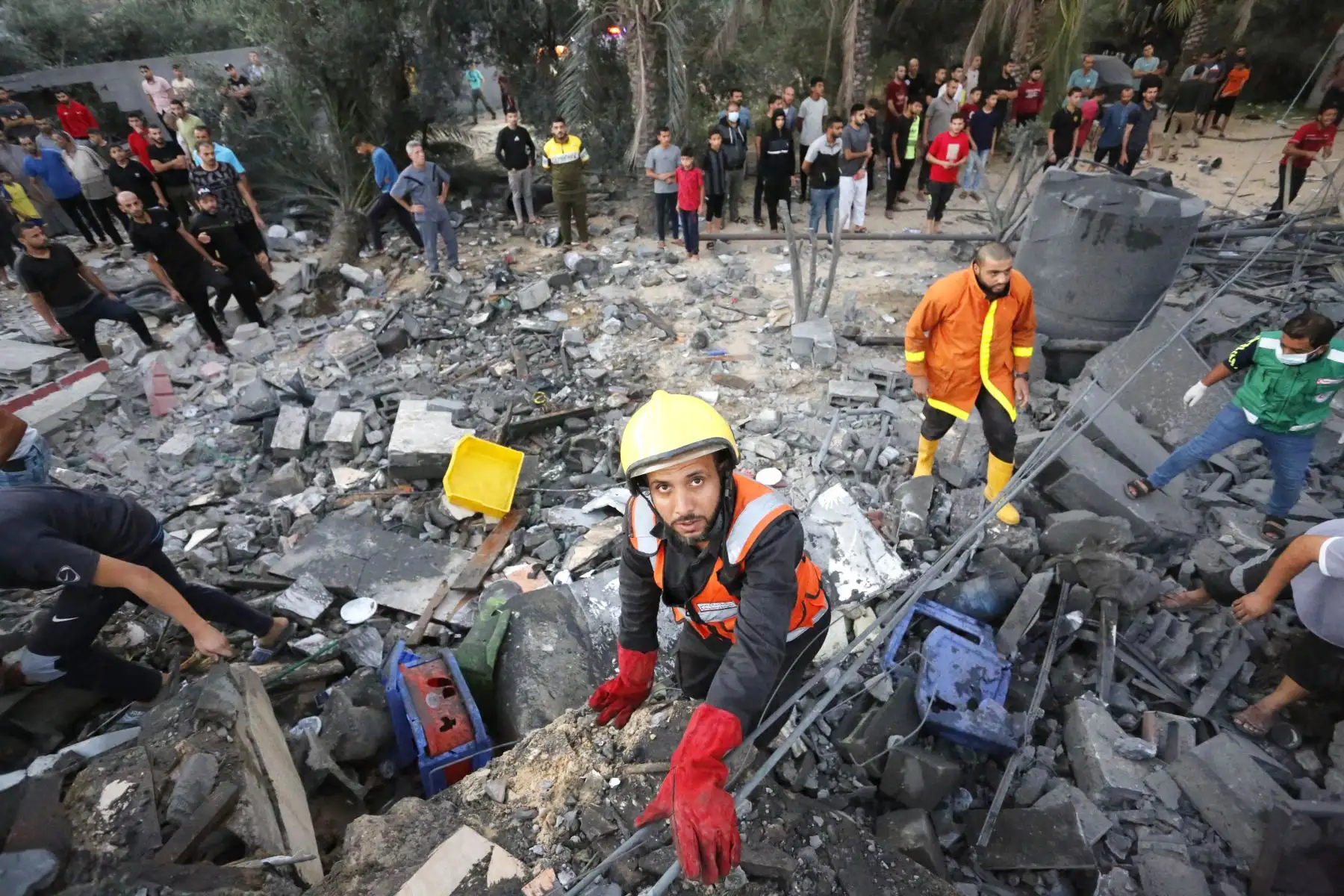 Rescatistas y civiles palestinos retiran los escombros de un edificio destruido tras un ataque israelí a la ciudad de Deir Al-Balah, en el centro de la Franja de Gaza, el 15 de octubre de 2023, en medio de las batallas en curso entre Israel y el grupo islamista palestino Hamas. Miles de palestinos se han reunido en el sur de la Franja de Gaza, colocando camas en las calles después de que las escuelas administradas por la ONU se llenaran tras la advertencia de Israel de evacuar el norte del empobrecido enclave.
Foto: AFP