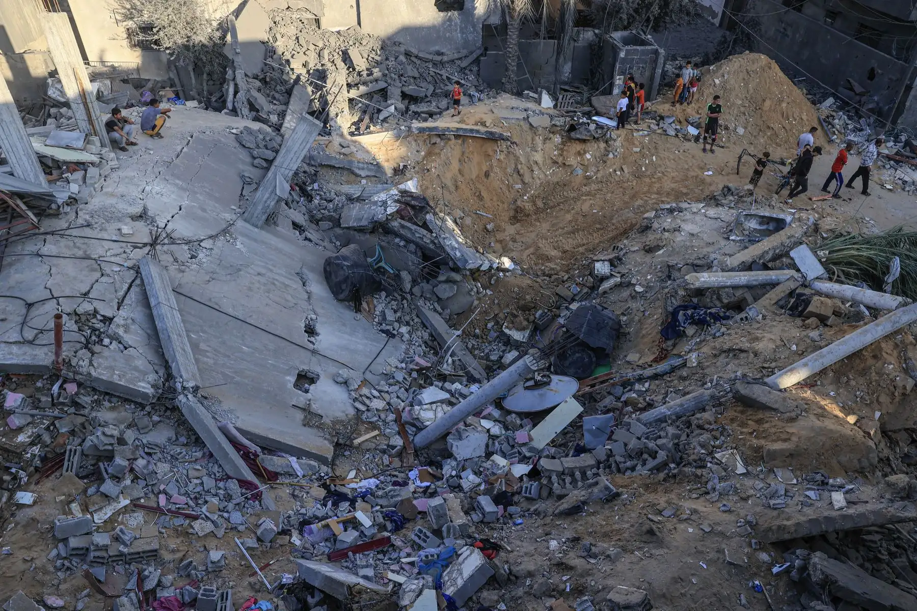 Los palestinos inspeccionan los daños después de un ataque militar israelí contra el campo de refugiados de Rafah, en el sur de la Franja de Gaza, el 15 de octubre de 2023. Miles de palestinos se han reunido en el sur de la Franja de Gaza, colocando camas en las calles después de la campaña de la ONU. las escuelas se llenaron tras la advertencia de Israel de evacuar el norte del empobrecido enclave.
Foto: AFP