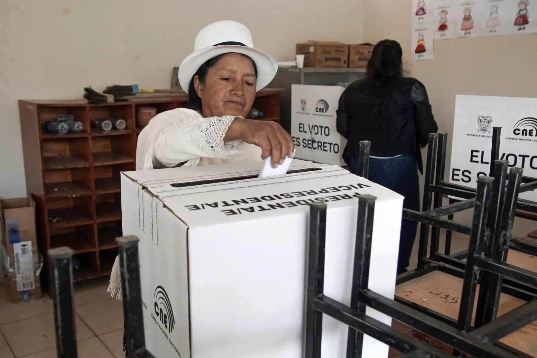 Una mujer indígena vota en un colegio electoral de la Unidad Educativa Fausto Molina en Tarqui, en las afueras de Cuenca, Ecuador,  durante la segunda vuelta presidencial. Foto: ANDINA/AFP