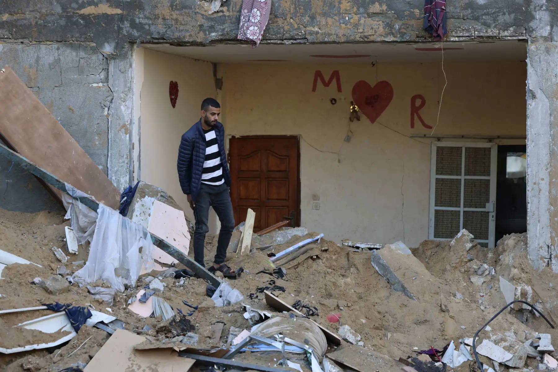 Un palestino reacciona entre los escombros de un edificio destruido después de un ataque militar israelí contra el campo de refugiados de Rafah, en el sur de la Franja de Gaza, el 15 de octubre de 2023. Miles de palestinos se han reunido en el sur de la Franja de Gaza, colocando camas en las calles después de que las escuelas administradas por la ONU se llenaran tras la advertencia de Israel de evacuar el norte del empobrecido enclave.
Foto: AFP