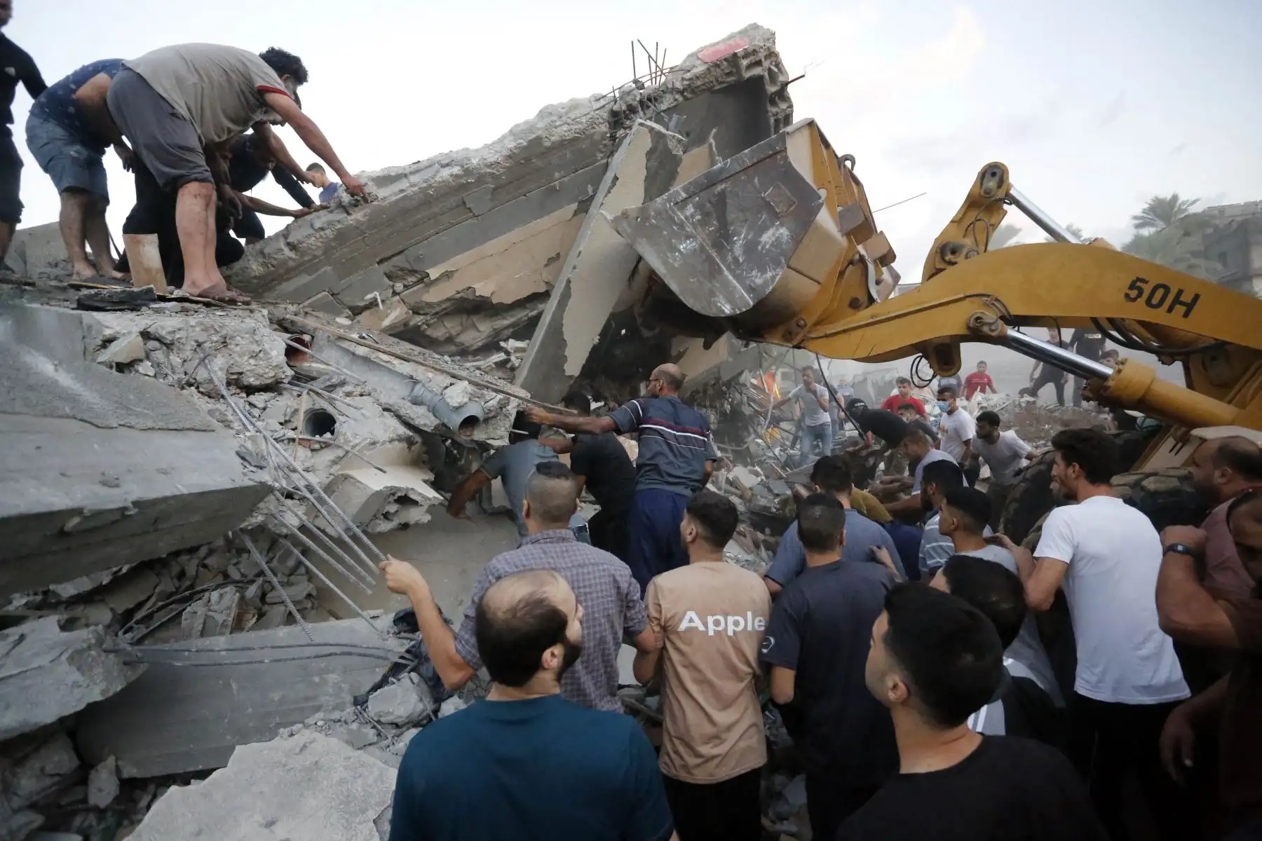 Una excavadora retira los escombros de un edificio destruido tras un ataque israelí a la ciudad de Deir Al-Balah, en el centro de la Franja de Gaza, el 15 de octubre de 2023, en medio de las batallas en curso entre Israel y el grupo islamista palestino Hamás. Miles de palestinos se han reunido en el sur de la Franja de Gaza, colocando camas en las calles después de que las escuelas administradas por la ONU se llenaran tras la advertencia de Israel de evacuar el norte del empobrecido enclave.
Foto: AFP