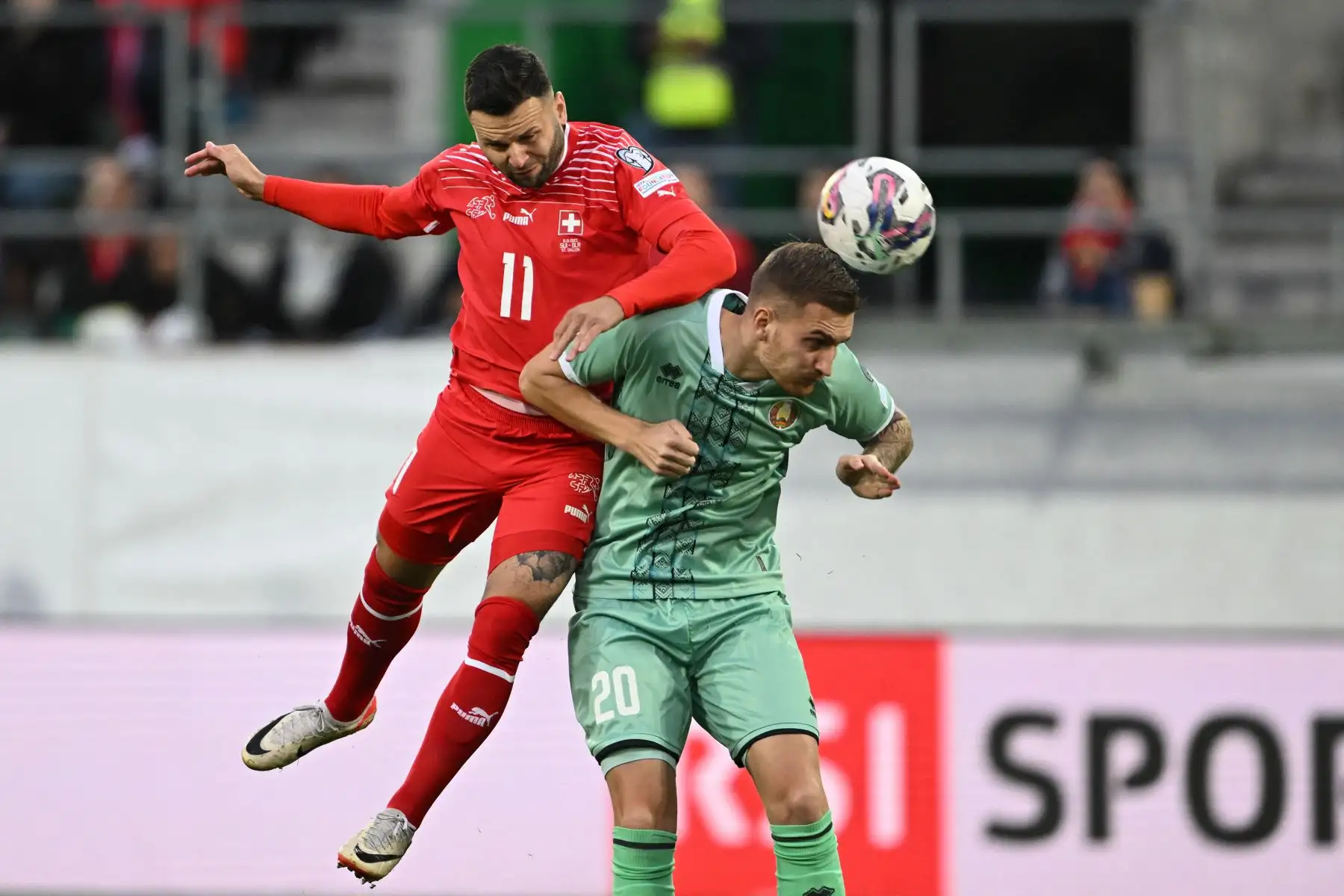 El centrocampista suizo Renato Steffen y el defensor bielorruso Zakhar Volkov luchan por el balón durante el partido de clasificación del Grupo I del torneo de fútbol UEFA Euro 2024 entre Suiza y Bielorrusia en el estadio Kybunpark de St. Gallen. Foto. ANDINA//AFP