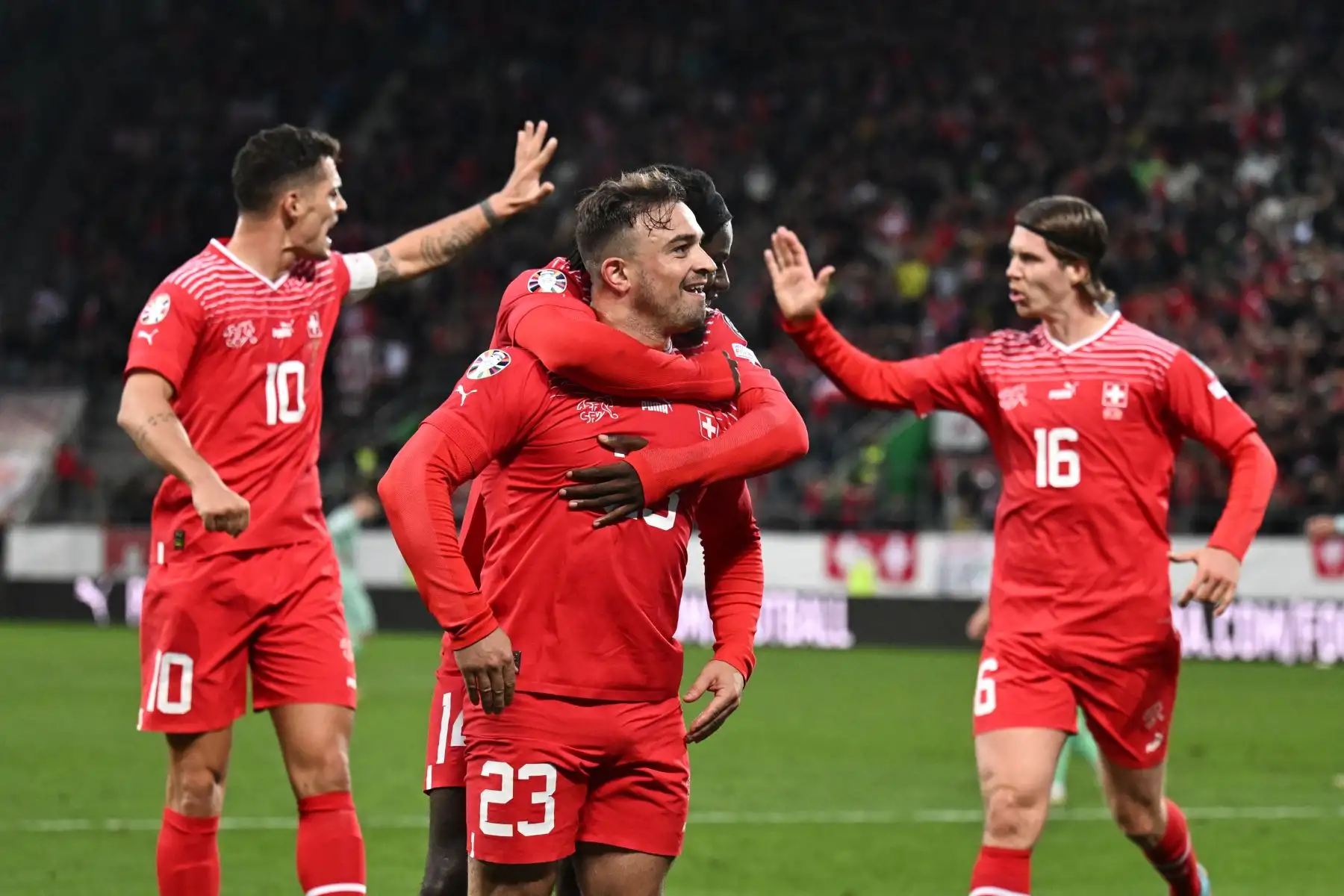 El centrocampista suizo  Xherdan Shaqiri celebra después de marcar el primer gol de su equipo durante el partido de clasificación del Grupo I del torneo de fútbol UEFA Euro 2024 entre Suiza y Bielorrusia en el estadio Kybunpark de St. Gallen. Foto: ANDINA/ /AFP