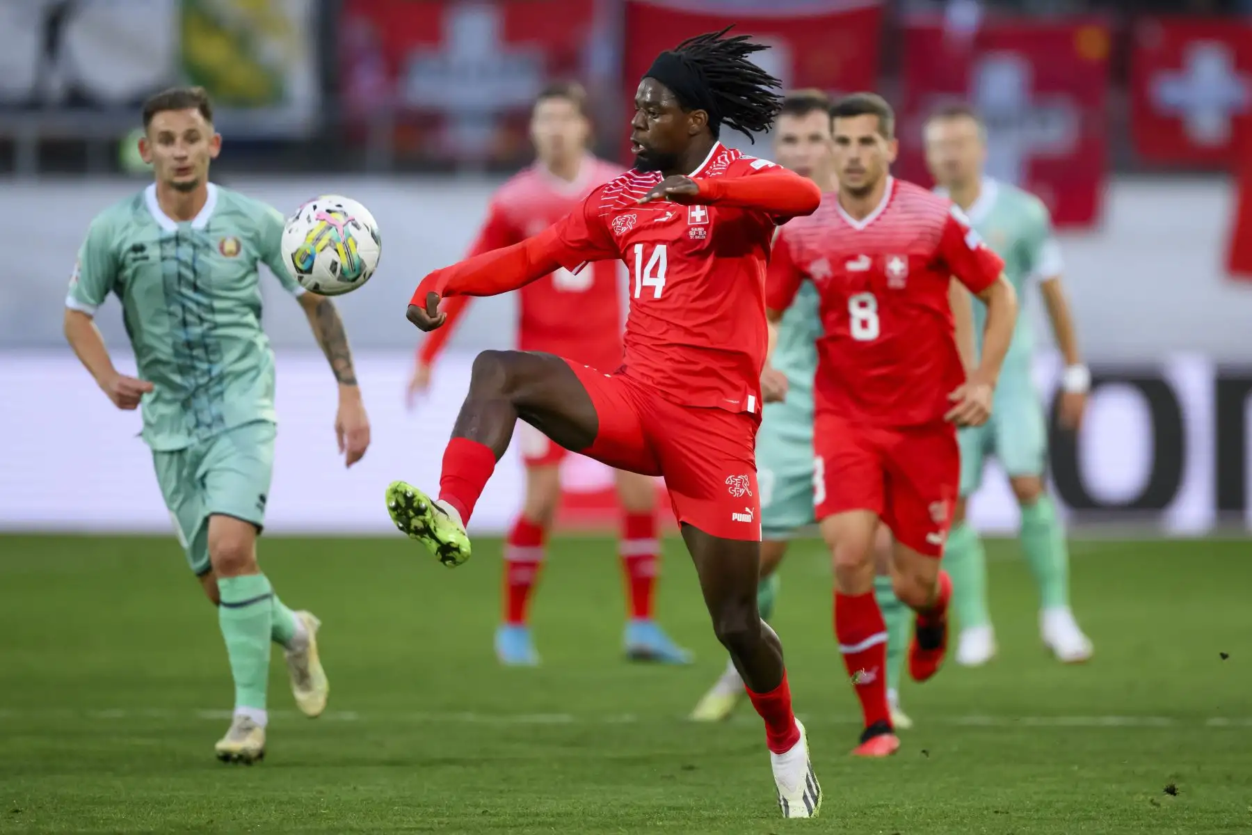 Jordan Lotomba, defensor de Suiza, en acción durante el partido de fútbol del grupo I de clasificación de la UEFA euro 2024 entre Suiza y Bielorrusia en el estadio Kybunpark de St. Gallen, Suiza. (Bielorrusia, Jordania, Suiza). Foto:ANDINA/ EFE