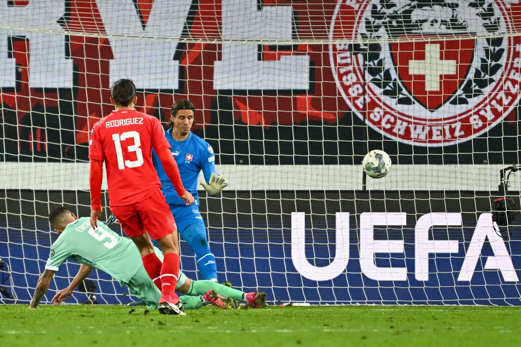 El centrocampista bielorruso Max Ebong anota el primer gol de su equipo durante el partido de clasificación del Grupo I del torneo de fútbol UEFA Euro 2024 entre Suiza y Bielorrusia en el estadio Kybunpark de St. Gallen. Foto:ANDINA/AFP