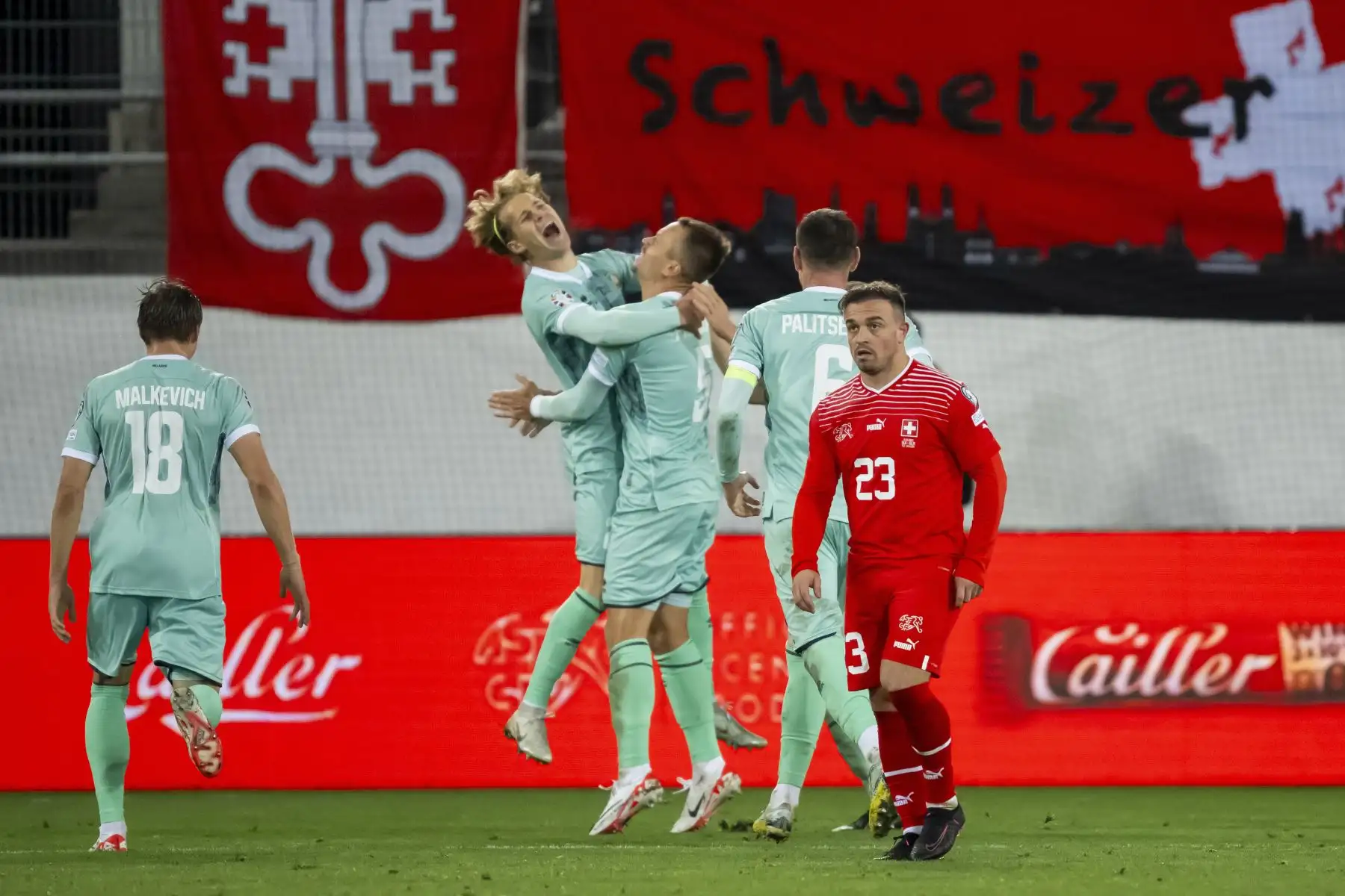El centrocampista suizo Xherdan Shaqiri reacciona después de conceder el gol de 1-2 durante el partido de fútbol del grupo I de clasificación de la UEFA euro 2024 entre Suiza y Bielorrusia en el estadio Kybunpark de San Galo.  EFE