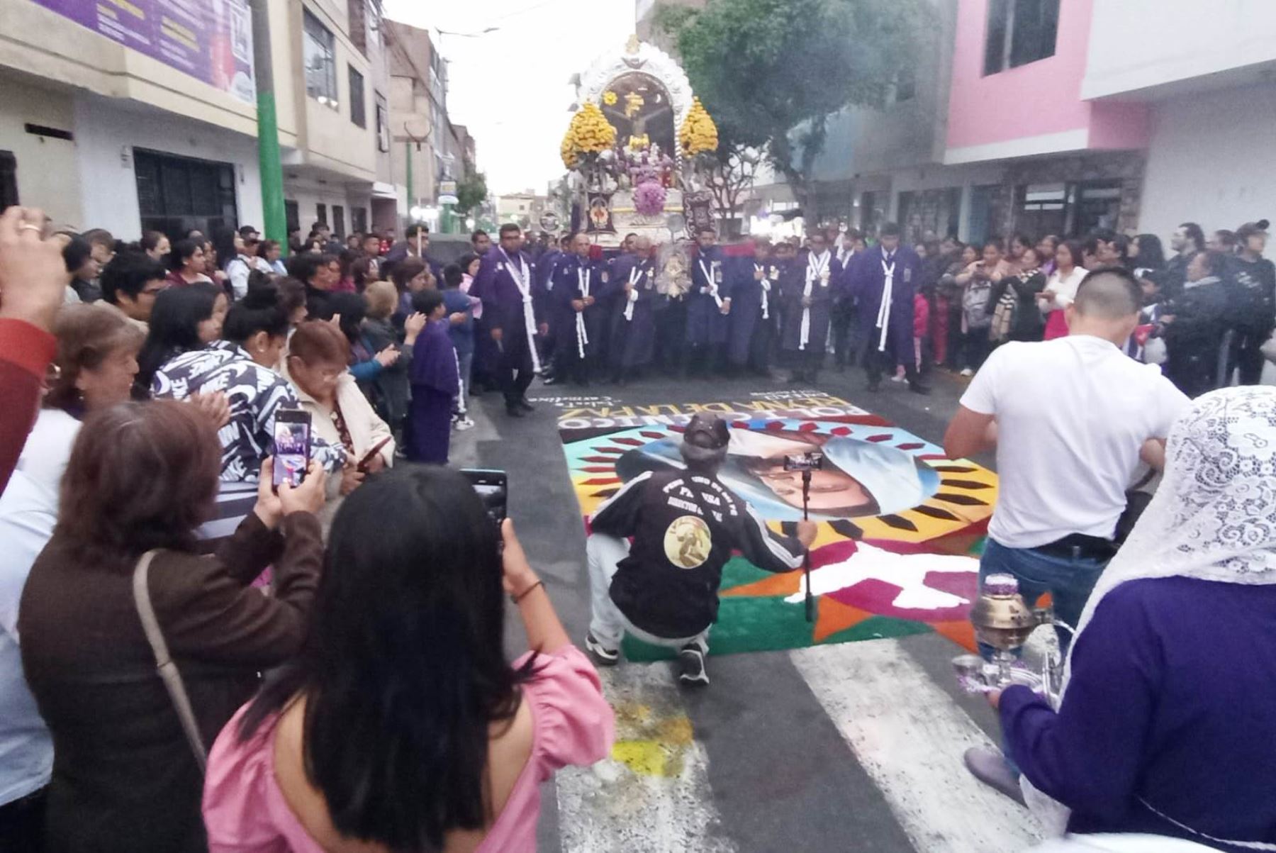 Carmen de La Legua: Elaboran alfombras florales en procesión del Señor de los Milagros. Foto: ANDINA/Difusión.