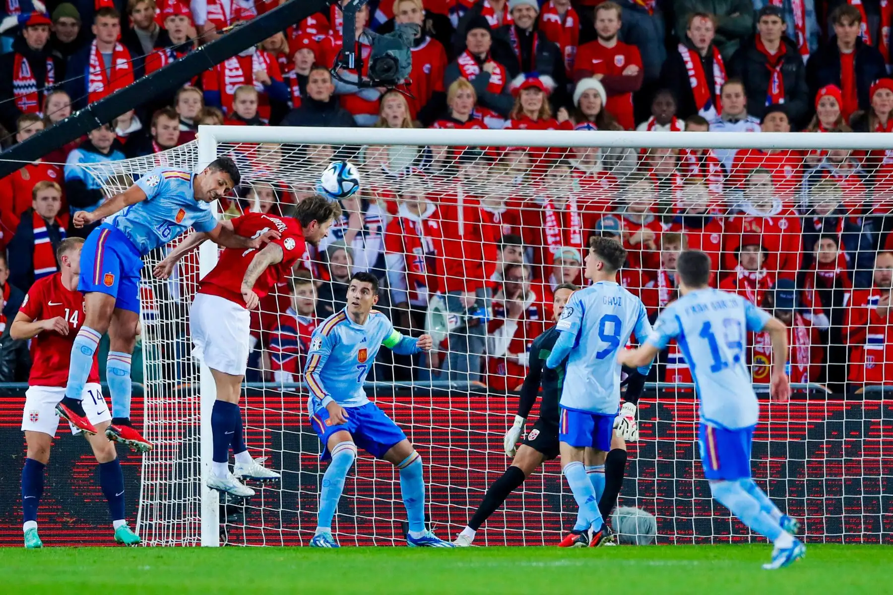 El defensor noruego Stefan Strandberg  encabeza el balón durante el partido de fútbol de clasificación del grupo A de la UEFA Euro 2024 entre Noruega y España en el estadio Ullevaal de Oslo, Noruega. Foto: ANDINA/AFP