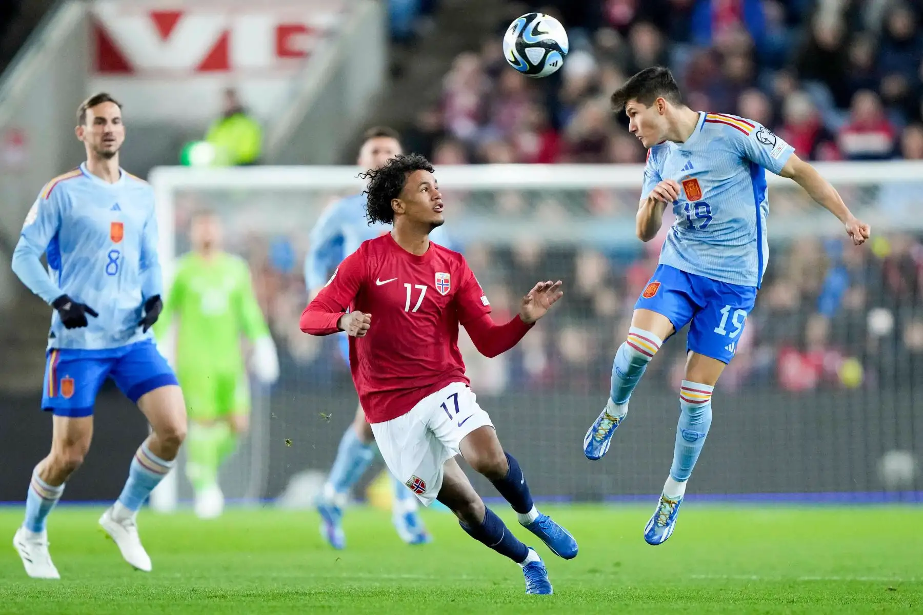 El defensor español  Fran García y el delantero noruego Oscar Bobb compiten por el balón durante el partido de fútbol de clasificación del grupo A de la UEFA Euro 2024 entre Noruega y España en el estadio Ullevaal de Oslo, Noruega. Foto: ANDINA/ AFP