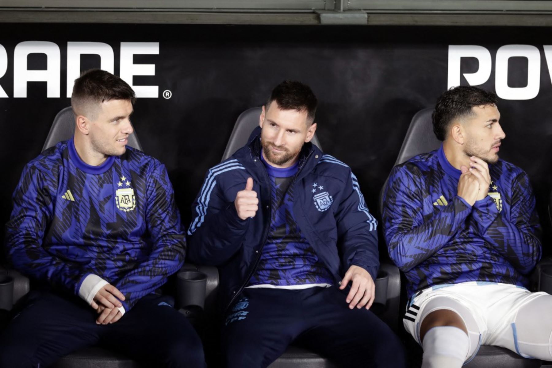 Messi estuvo en la banca de suplente ante Paraguay