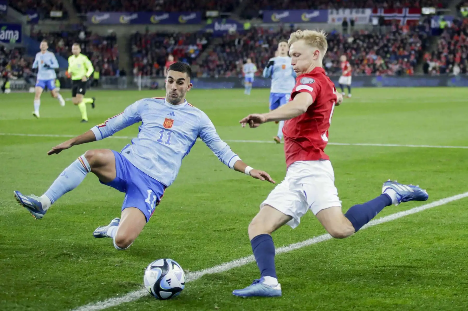 El delantero español  Ferran Torres y el defensor noruego Birger Meling compiten por el balón durante el partido de fútbol de clasificación del grupo A de la UEFA Euro 2024 entre Noruega y España en el estadio Ullevaal de Oslo, Noruega. Foto: ANDINA/ AFP