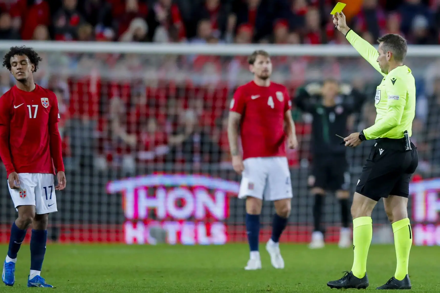 Oscar Bobb de Noruega recibe una tarjeta amarilla del árbitro Tobias Stieler durante el grupo UEFA EURO 2024, un partido de fútbol clasificatorio entre Noruega y España, en Oslo, Noruega. Foto: ANDINA/EFE
