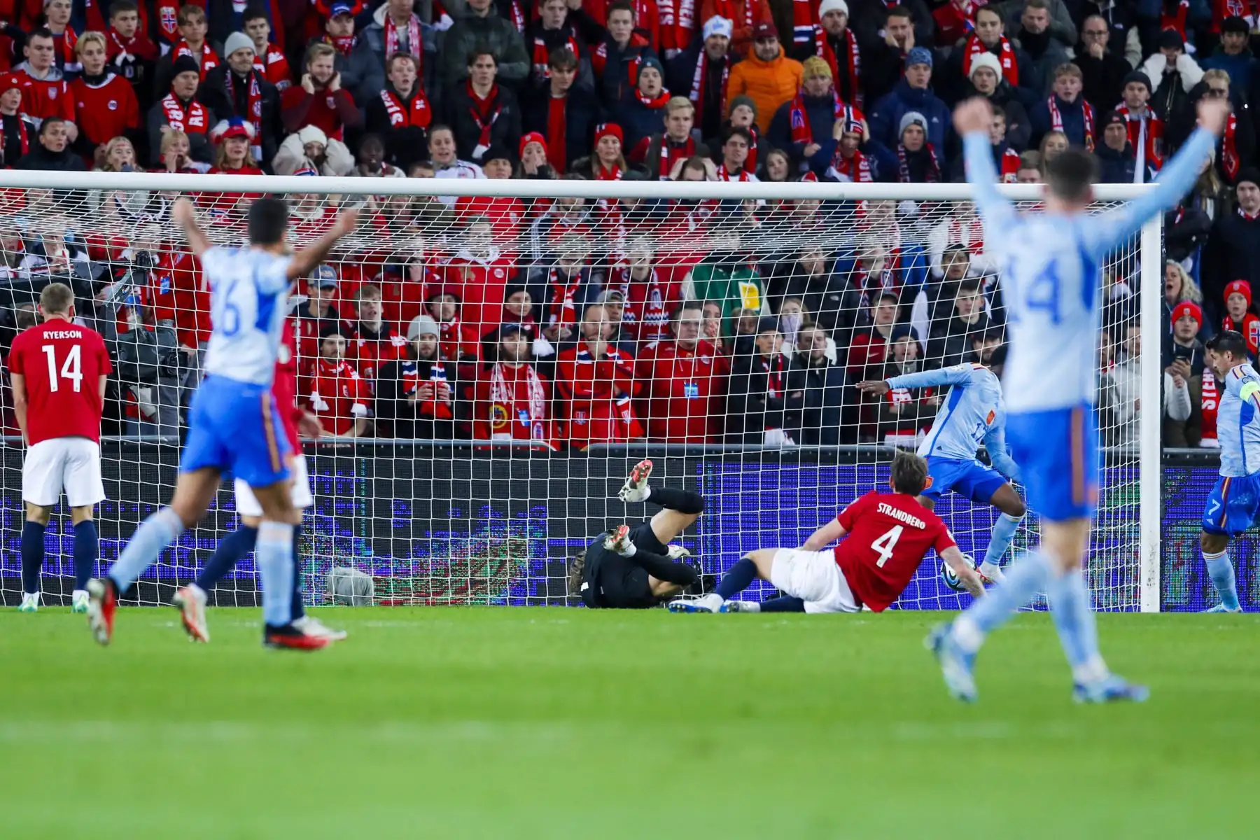 Los jugadores de España animan después de que Álvaro Morata marcara un gol que luego fue descartado como fuera de juego durante el partido de fútbol de clasificación del grupo A de la UEFA EURO 2024 entre Noruega y España, en Oslo, Noruega. Foto: ANDINA/EFE