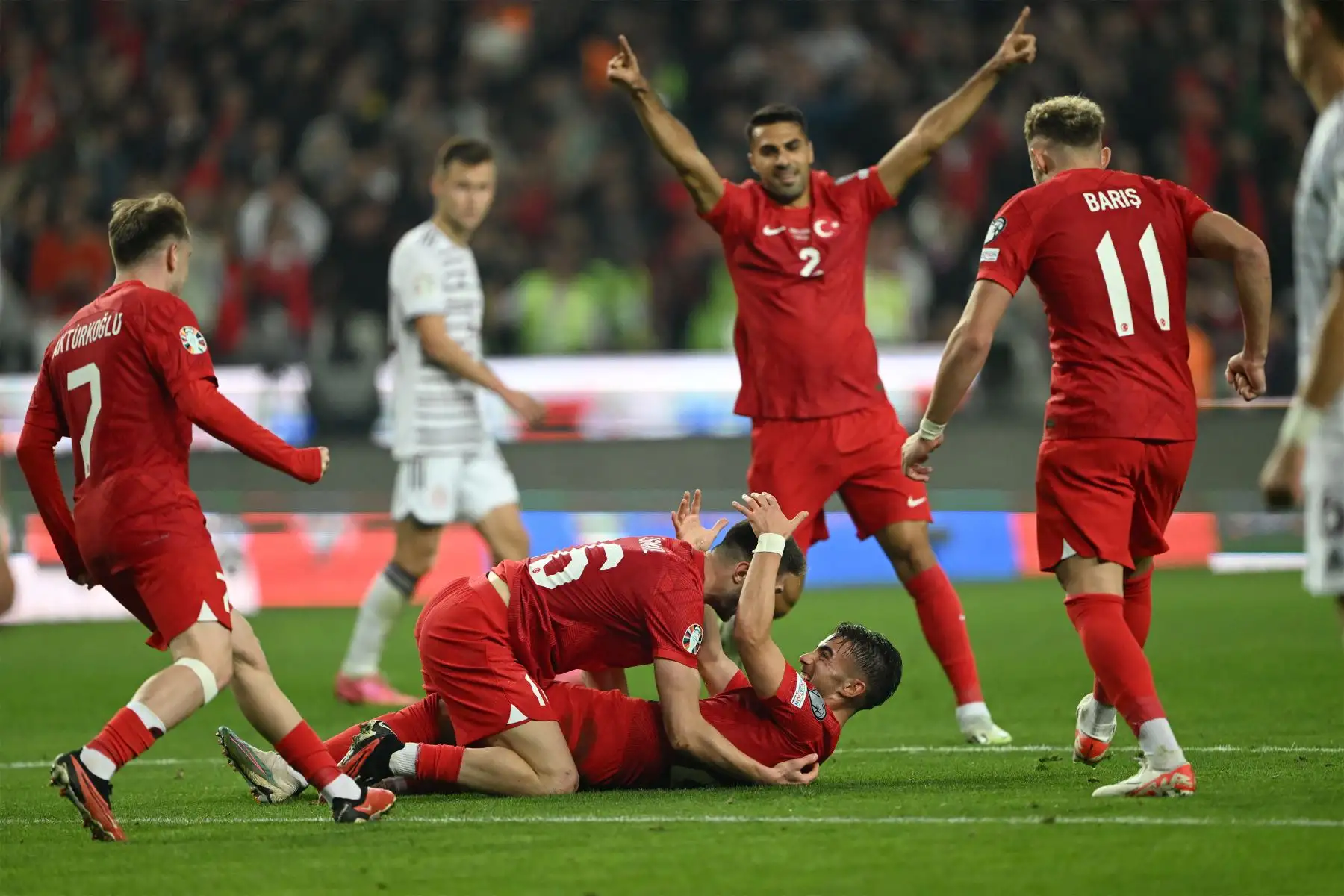 El mediocampista turco,Yunus Akgun  celebra con sus compañeros de equipo después de marcar el primer gol de su equipo durante el partido de fútbol de clasificación del Grupo D de la UEFA Euro 2024 entre Turquía y Letonia en el estadio Konya Buyuksehir Belediye en Konya.
Foto: AFP