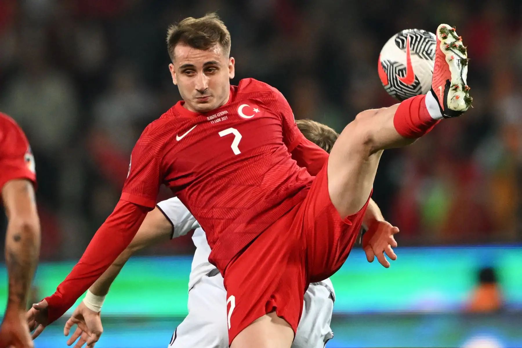 El centrocampista turco, Kerem Akturkoglu controla el balón durante el partido de fútbol de clasificación del Grupo D de la UEFA Euro 2024 entre Turquía y Letonia en el estadio Konya Buyuksehir Belediye de Konya.
Foto: AFP
