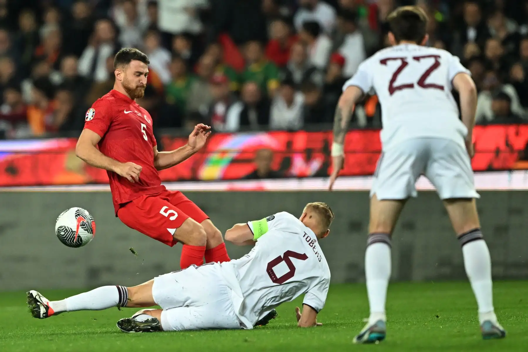 El centrocampista de Turquía,  Salih Ozcan lucha por el balón con el centrocampista de Letonia, Kristers Tobers  durante el partido de fútbol de clasificación del Grupo D de la UEFA Euro 2024 entre Turquía y Letonia en el estadio Konya Buyuksehir Belediye en Konya.
Foto: AFP