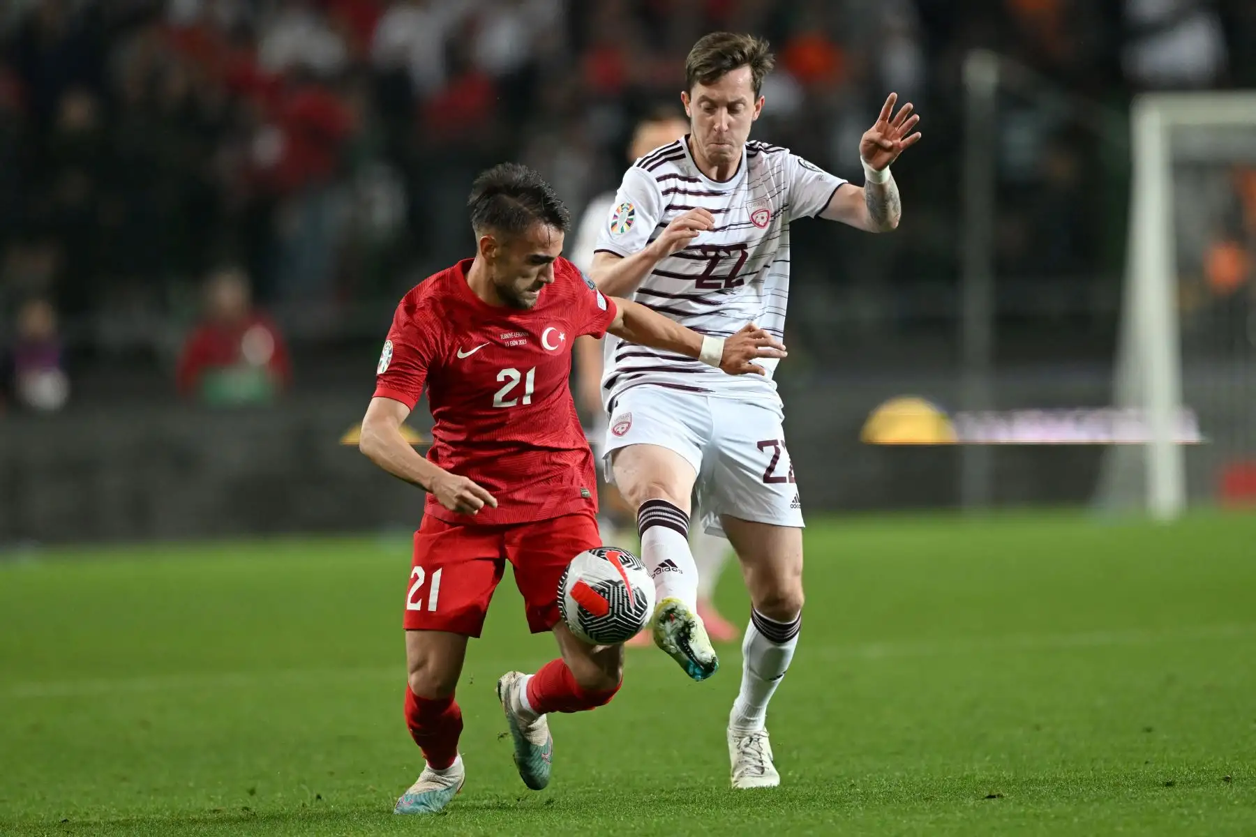El delantero turco Yunus Akgün lucha por el balón con Aleksejs Saveļjevs de Letonia durante el partido de fútbol de clasificación del Grupo D de la UEFA Euro 2024 entre Turquía y Letonia en el estadio Konya.
Foto: AFP