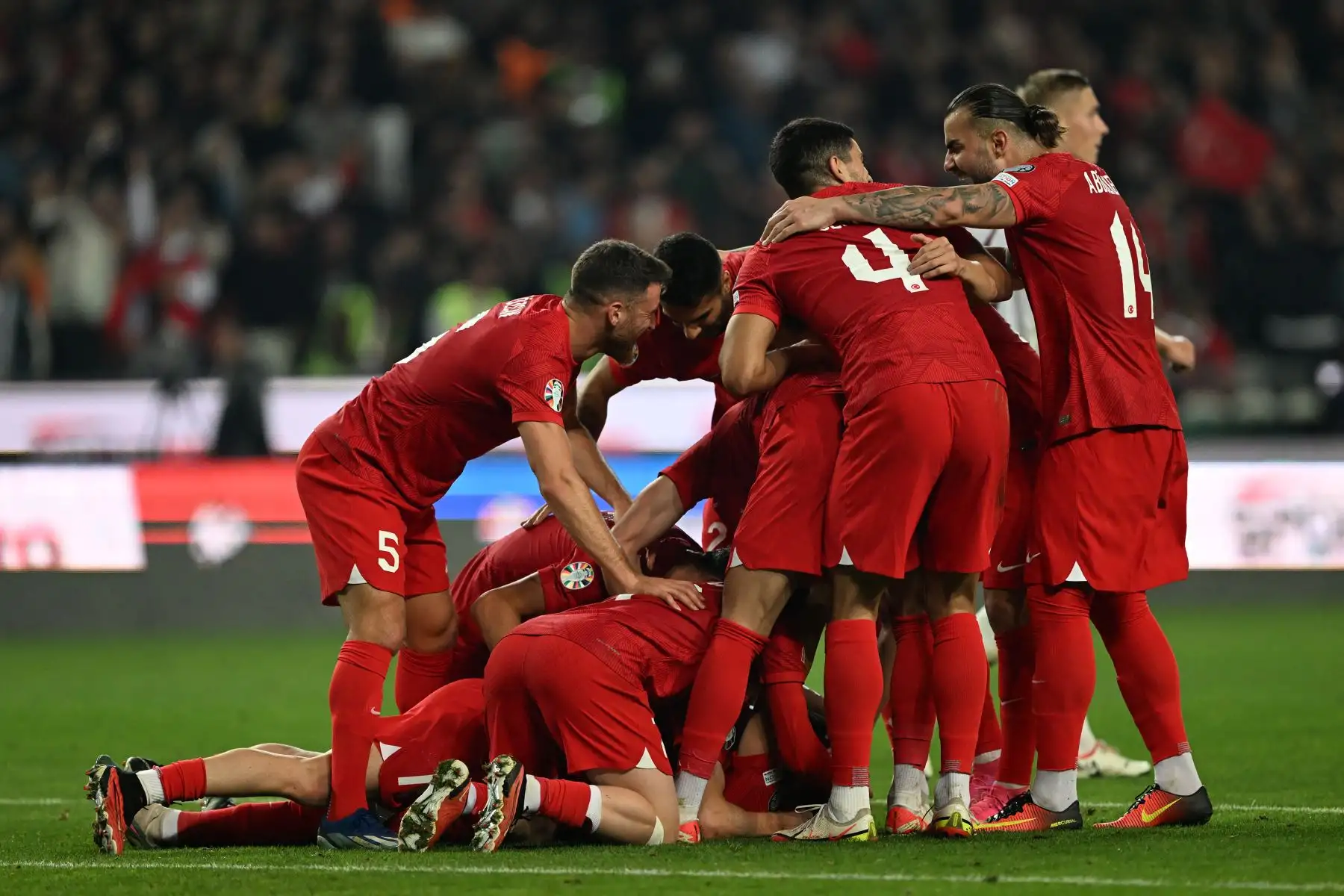 Los jugadores de Turquía celebran después de marcar el primer gol de su equipo durante el partido de fútbol de clasificación del Grupo D de la UEFA Euro 2024 entre Turquía y Letonia en el estadio Konya.
Foto: AFP