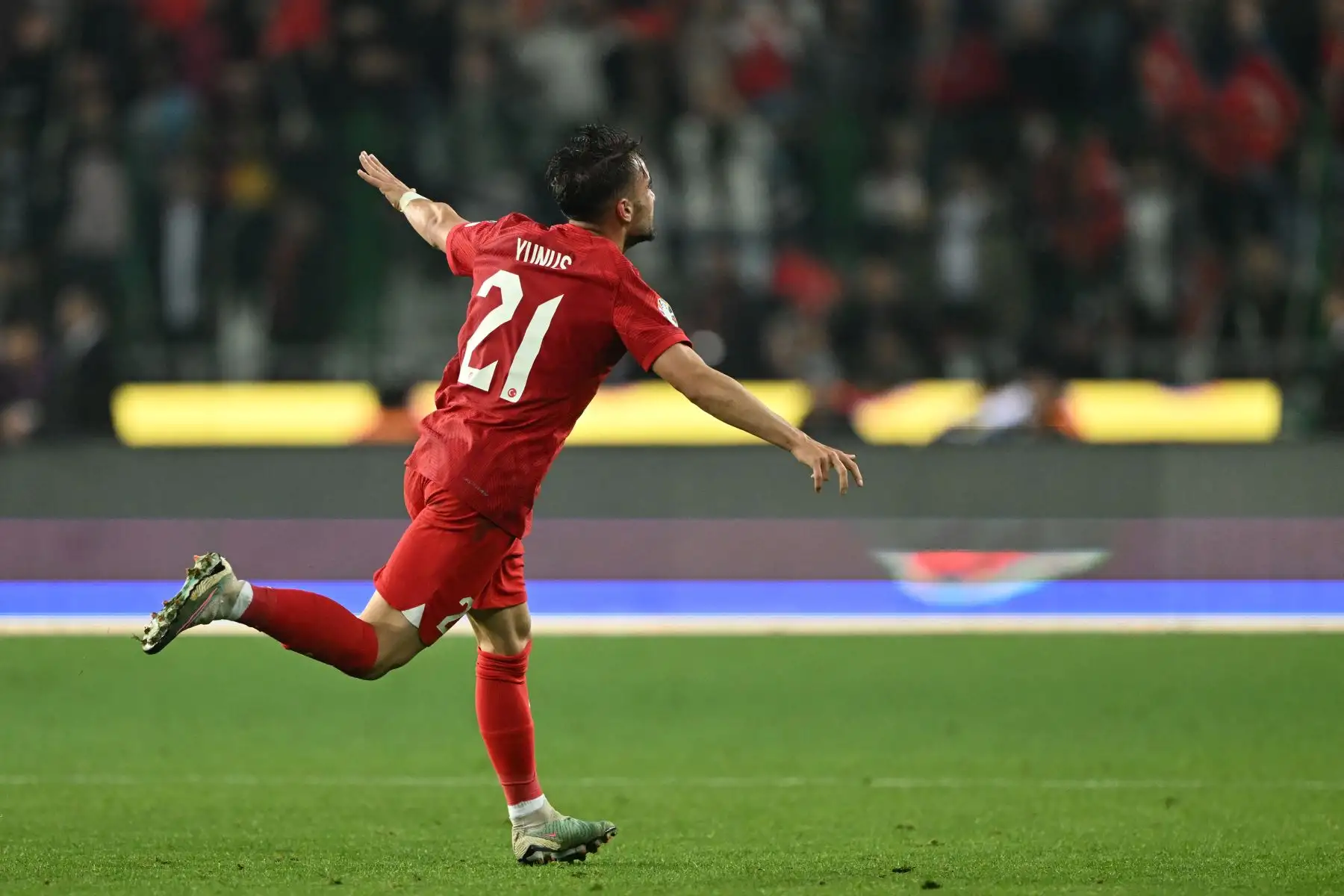 El centrocampista turco , Yunus Akgun celebra tras marcar el primer gol de su equipo durante el partido de fútbol de clasificación del Grupo D de la UEFA Euro 2024 entre Turquía y Letonia en el estadio Konya.
Foto: AFP