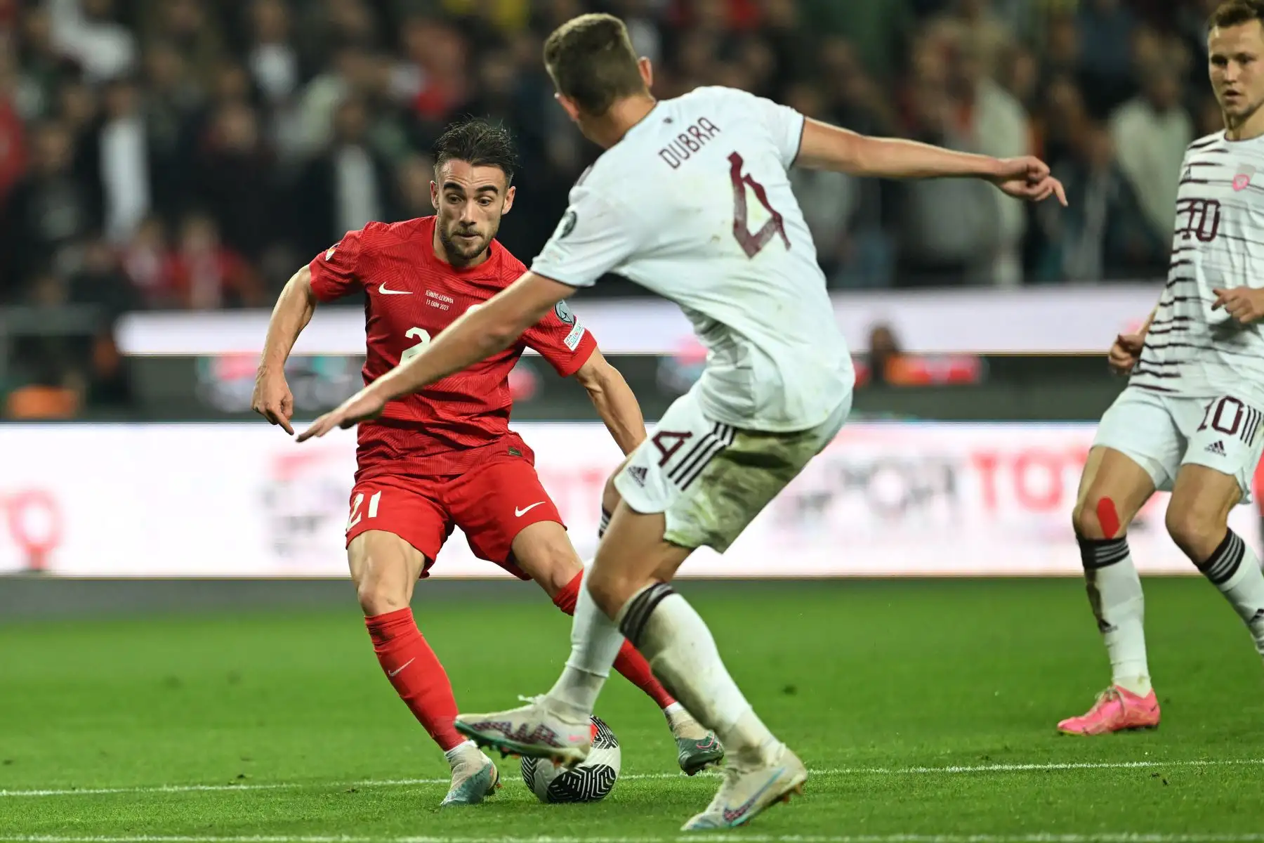 El centrocampista turco, Yunus Akgun lucha por el balón con el defensor letón, Kaspars Dubra durante el partido de fútbol de clasificación del Grupo D de la UEFA Euro 2024 entre Turquía y Letonia.
Foto: AFP