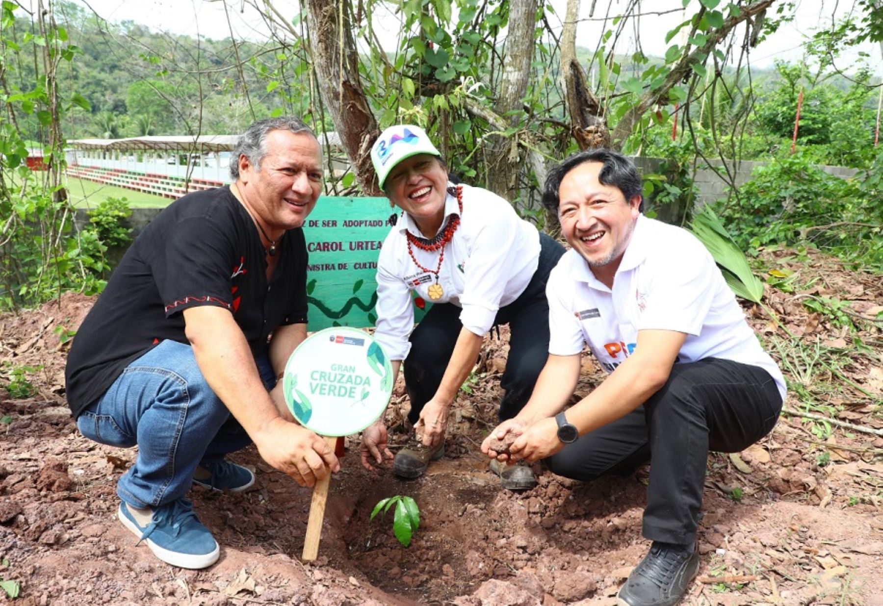 Durante el inicio de las labores de reforestación, la titular del Ambiente reiteró su llamado a la ciudadanía para mantener y renovar el compromiso de cuidar el planeta.  ANDINA/Difusión