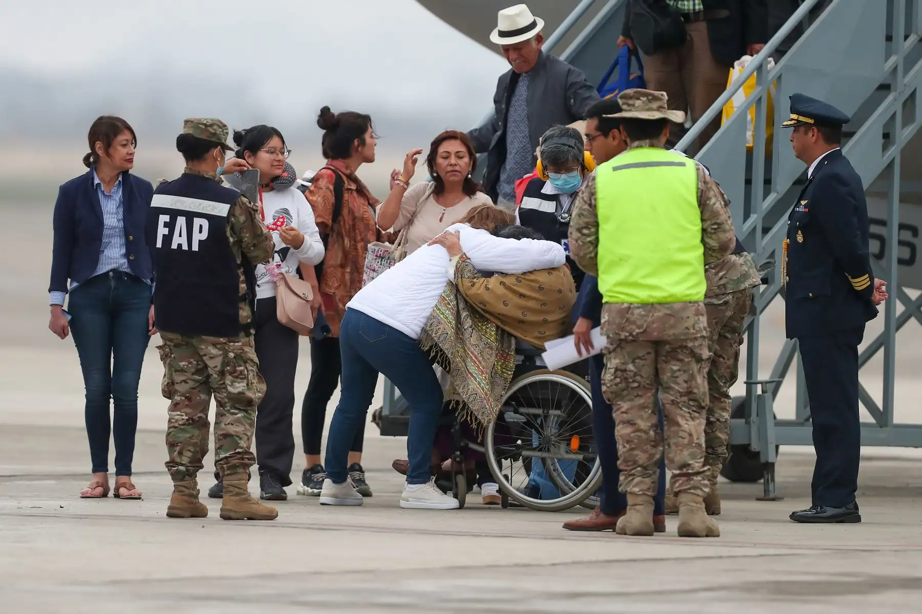 Avión de la Fuerza Aérea llega a Lima con peruanos repatriados desde Israel, con escala en Roma, Italia. Nuestros compatriotas retornan al país junto con la comitiva oficial encabezada por la presidenta de la República, Dina Boluarte Zegarra.  
Foto: ANDINA/Ricardo Cuba