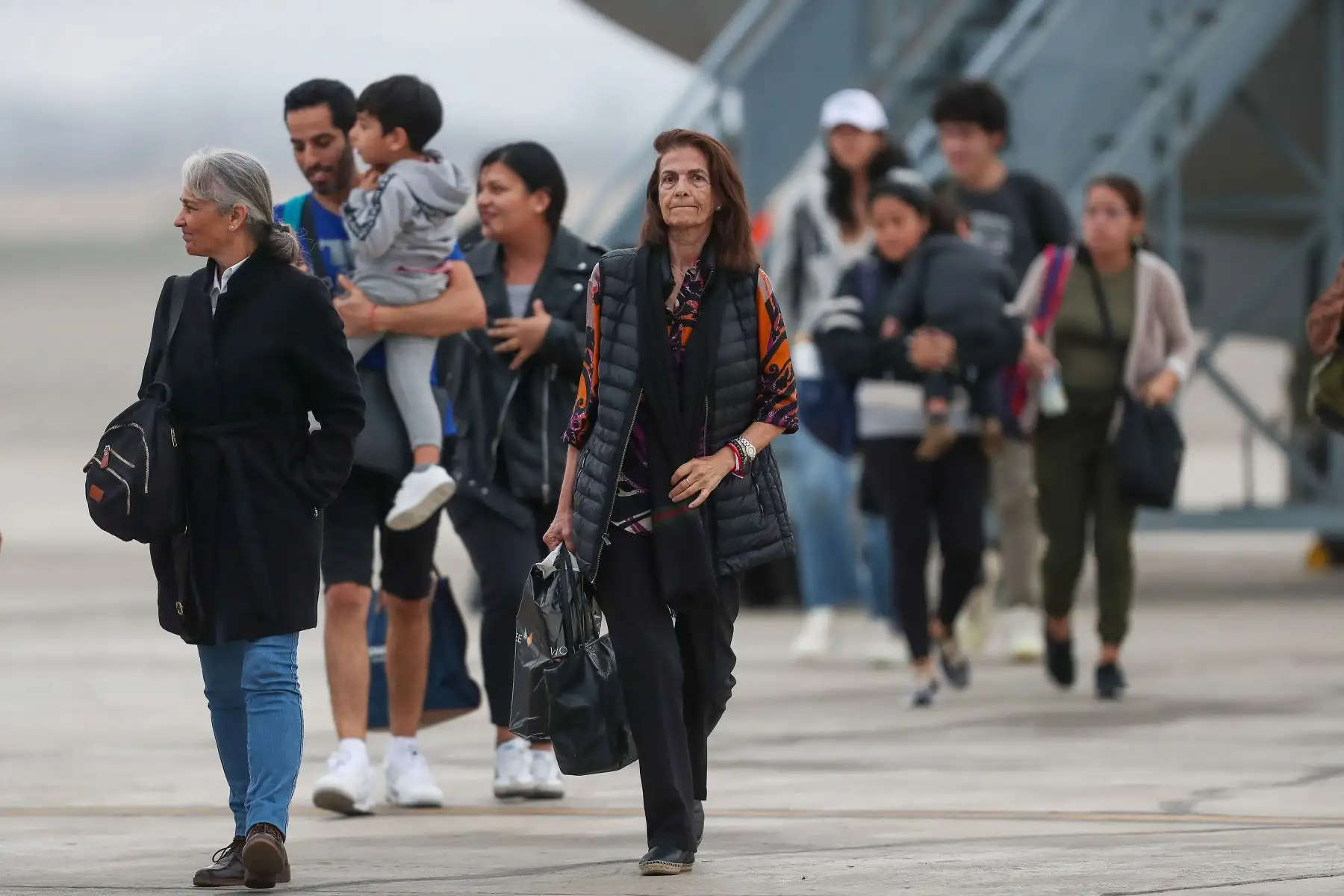 Avión de la Fuerza Aérea llega a Lima con peruanos repatriados desde Israel, con escala en Roma, Italia. Nuestros compatriotas retornan al país junto con la comitiva oficial encabezada por la presidenta de la República, Dina Boluarte Zegarra.  
Foto: ANDINA/ Ricardo Cuba