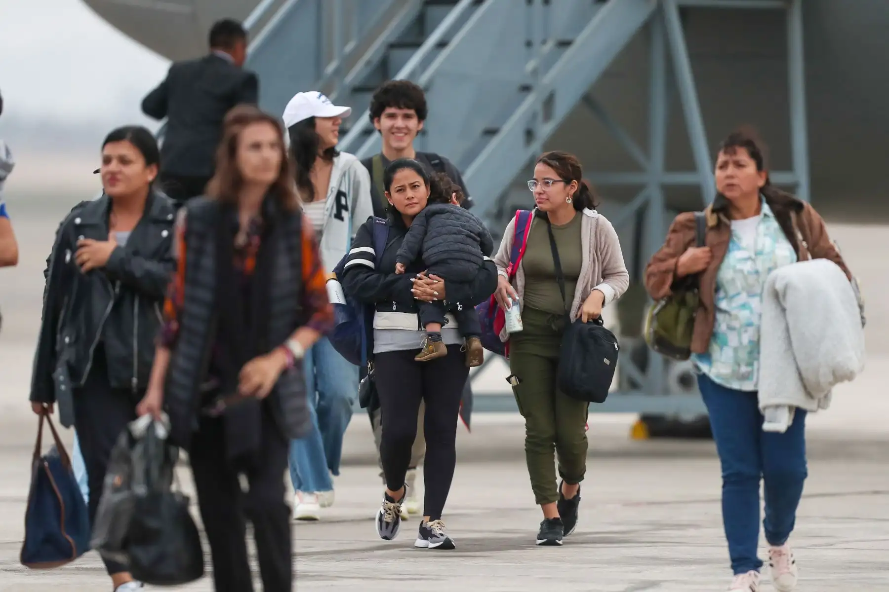 Avión de la Fuerza Aérea llega a Lima con peruanos repatriados desde Israel, con escala en Roma, Italia. Nuestros compatriotas retornan al país junto con la comitiva oficial encabezada por la presidenta de la República, Dina Boluarte Zegarra.  
Foto: ANDINA/ Ricardo Cuba