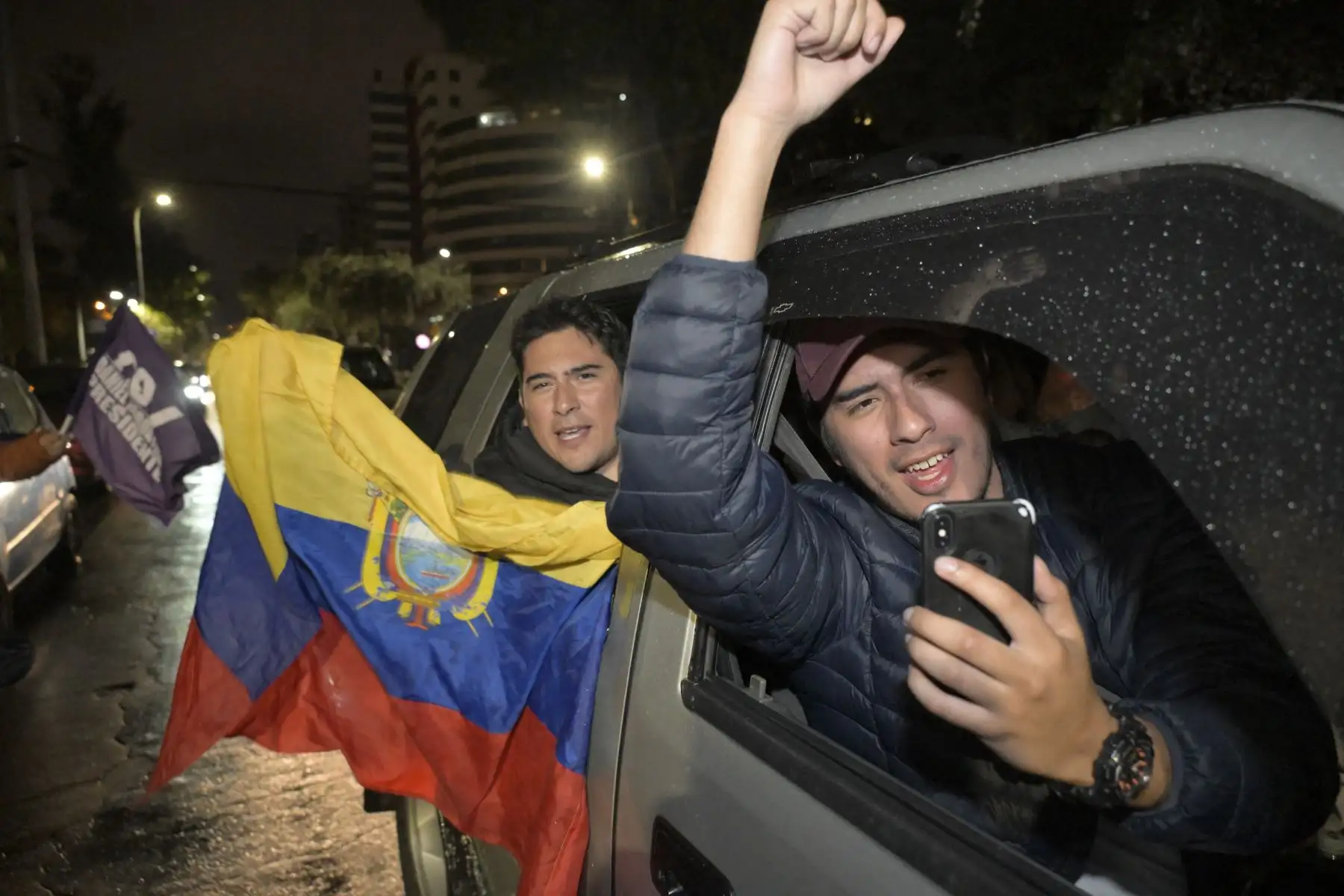 Los partidarios del candidato presidencial de Ecuador por el Partido Acción Democrática Nacional, Daniel Noboa, celebran los resultados de la segunda vuelta presidencial en su sede de campaña en Quito.
Foto: AFP