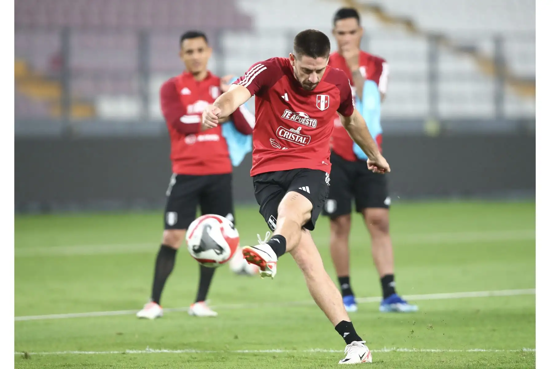 La Selección Peruana realizó  entrenamientos en el  Estadio Nacional con miras a enfrentar al seleccionado de Argentina por las Eliminatorias Sudamericanas.En la imagen, Santiago Ormeño.
Foto: Selección Peruana
