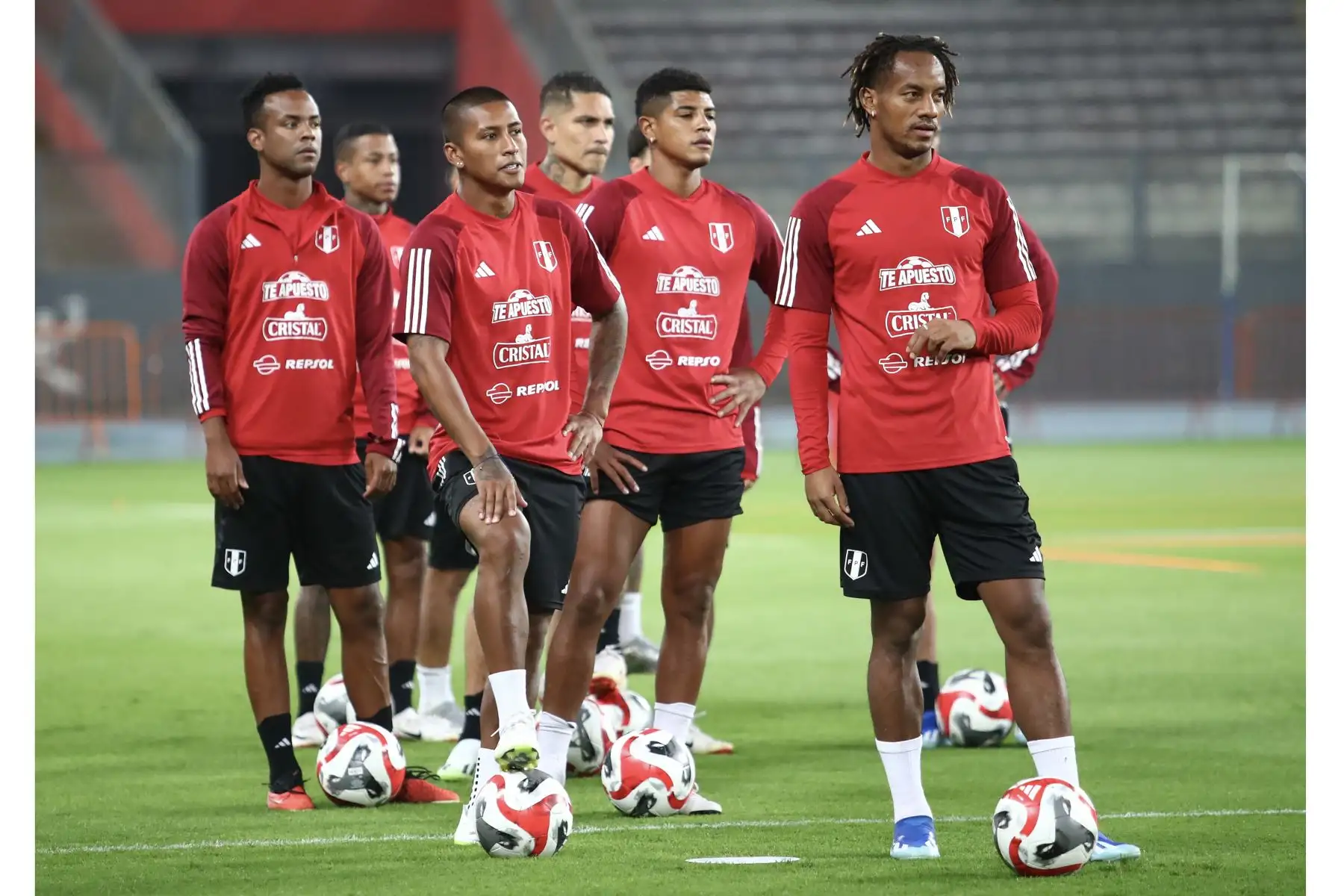 La Selección Peruana realizó  entrenamientos en el  Estadio Nacional con miras a enfrentar al seleccionado de Argentina por las Eliminatorias Sudamericanas.En la imagen, Nilson Loyola, André Carrillo, Pedro Aquino y Paolo Guerrero.
Foto: Selección Peruana