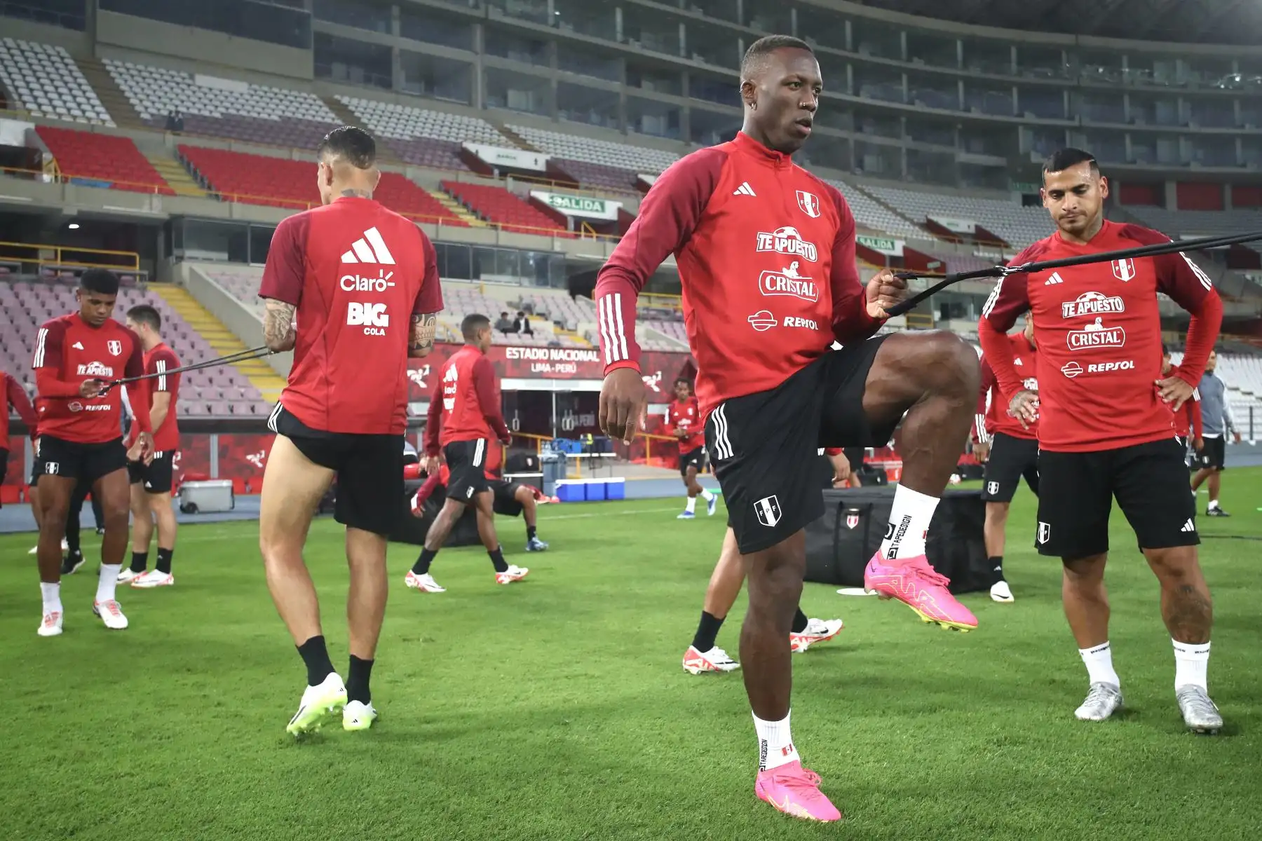 La Selección Peruana realizó  entrenamientos en el  Estadio Nacional con miras a enfrentar al seleccionado de Argentina por las Eliminatorias Sudamericanas. En la imagen, Luis Advíncula y Miguel Trauco.
Foto: Selección Peruana