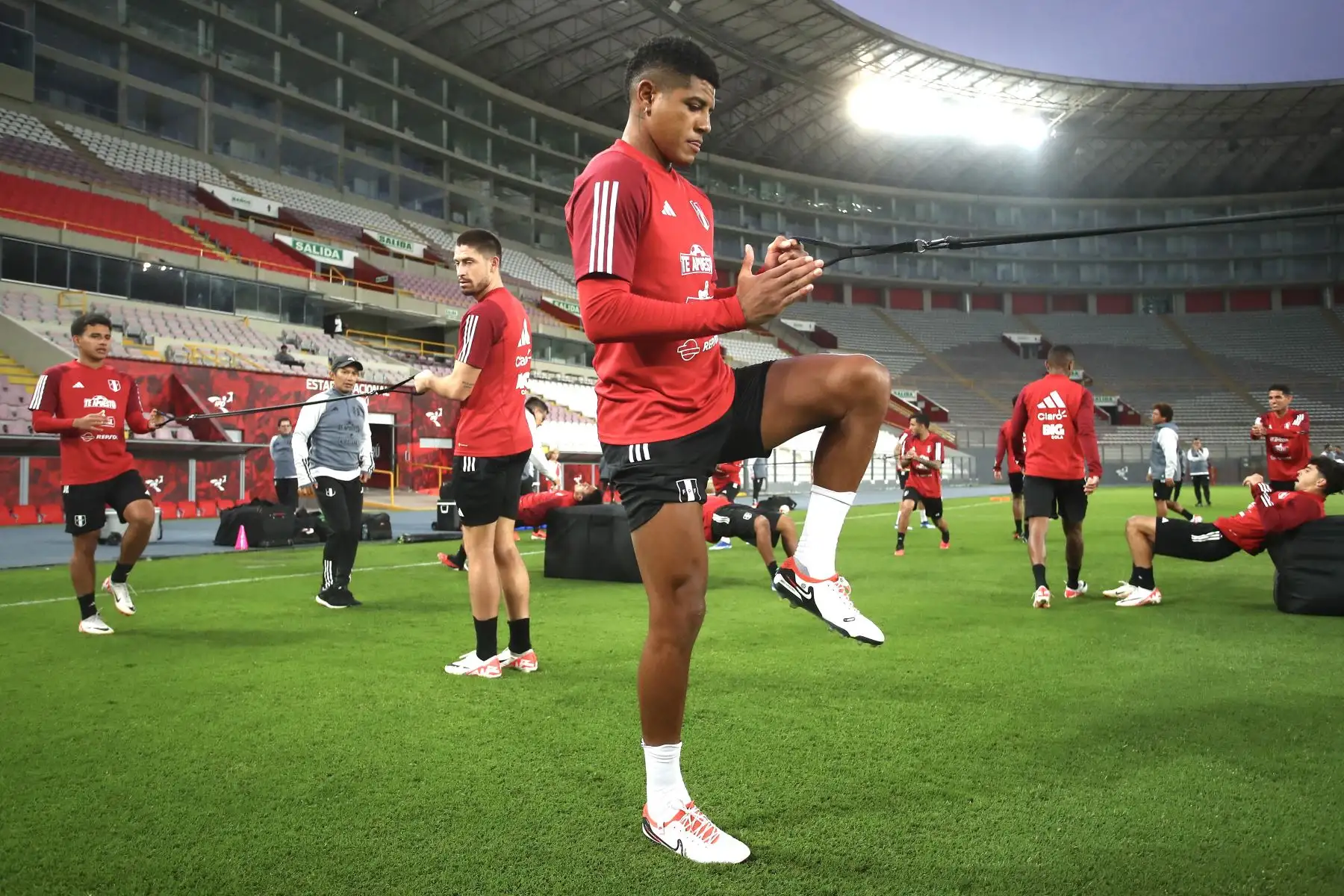 La Selección Peruana realizó  entrenamientos en el  Estadio Nacional con miras a enfrentar al seleccionado de Argentina por las Eliminatorias Sudamericanas. En la imagen, Wilder Cartagena.
Foto: Selección Peruana