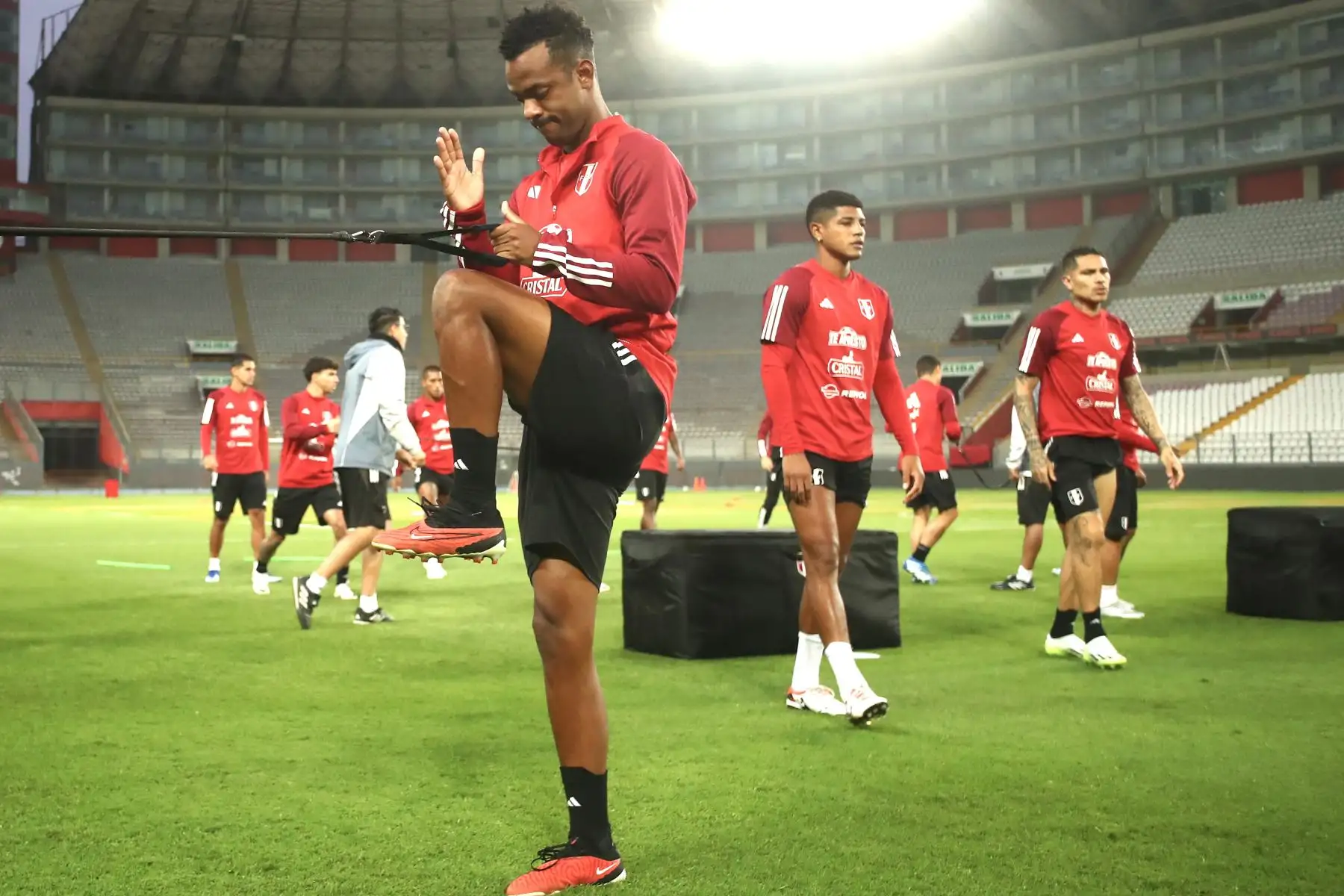 La Selección Peruana realizó  entrenamientos en el  Estadio Nacional con miras a enfrentar al seleccionado de Argentina por las Eliminatorias Sudamericanas. En la imagen, Nilson Loyola, Paolo Gerrero y Wilder Cartagena.
Foto: Selección Peruana