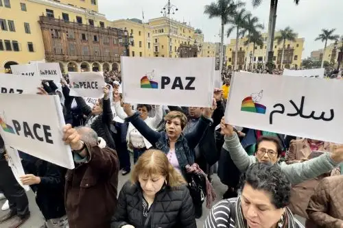 Cristianos, judíos y musulmanes oraron en el atrio de la Catedral de Lima por la paz en Israel y Palestina. Foto: EFE