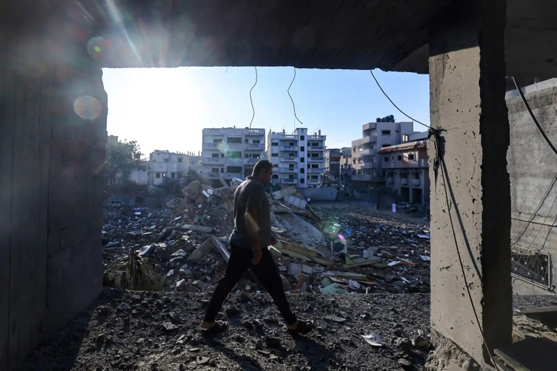 Un palestino camina entre los escombros de un edificio destruido en un ataque aéreo israelí en el campo de refugiados de Rafah, en el sur de la Franja de Gaza.
Foto: AFP