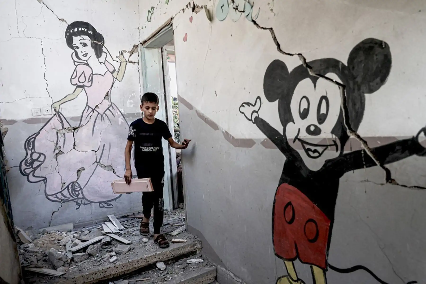 Un niño palestino baja las escaleras de un edificio destruido tras un ataque aéreo israelí en Rafah, en el sur de la Franja de Gaza.
Foto: AFP