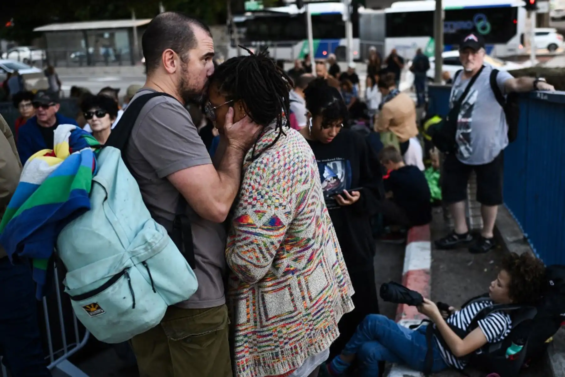 Ciudadanos estadounidenses esperan en el puerto de Haifa para ser evacuados a Chipre, en medio de las batallas en curso entre Israel y el grupo islamista palestino Hamás.
Foto: AFP