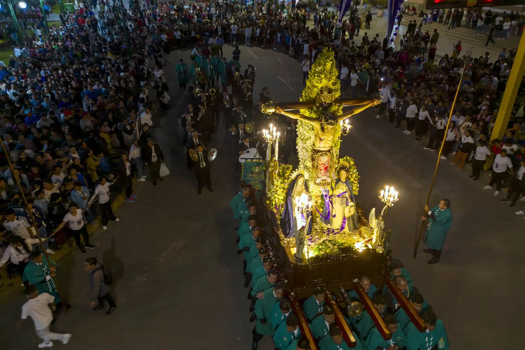 Hasta las primeras horas cientos de fieles acompañan a la imagen del Señor Crucificado de Chincha que ayer salió en procesión, alrededor de las 18:00 horas, de su templo Santo Domingo de Guzmán, para recorrer las calles y avenidas de la ciudad de Chincha, región Ica.
Foto: cortesía Genry Bautista