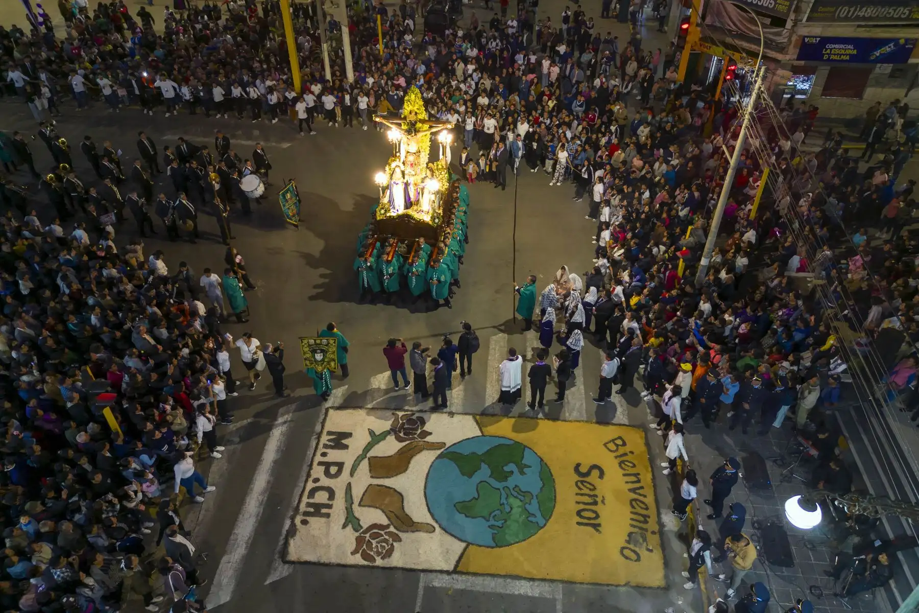 Devoción en Chincha: fieles veneran al Señor Crucificado en su recorrido procesional.
Foto: cortesía  Genry Bautista