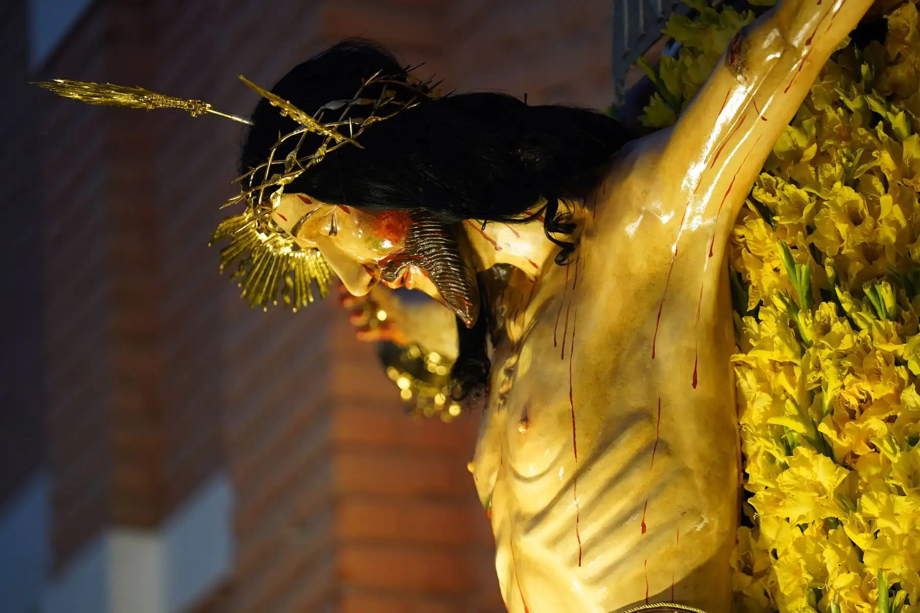 Hasta las primeras horas cientos de fieles acompañan a la imagen del Señor Crucificado de Chincha que ayer salió en procesión.
Foto: cortesía Genry Bautista