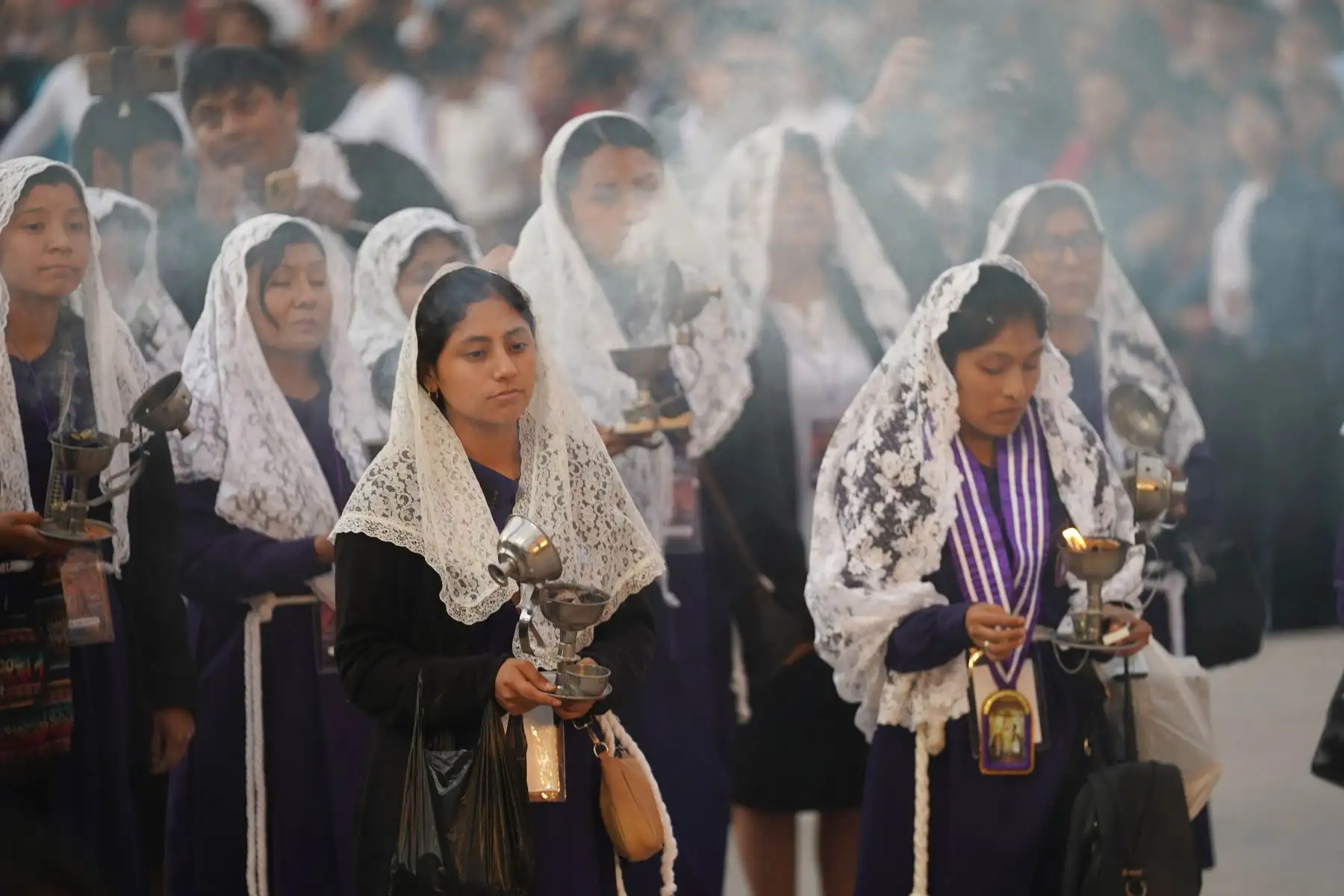 La sagrada imagen se desplaza entre aplausos y cánticos de los cientos de devotos que lo acompañaban en su procesión que dura más de 15 horas.
Foto: cortesía Genry Bautista